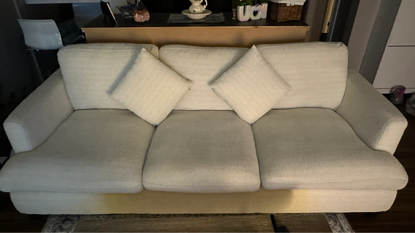 Selling Couch bought only last year. Selling at half the price! - photo 2