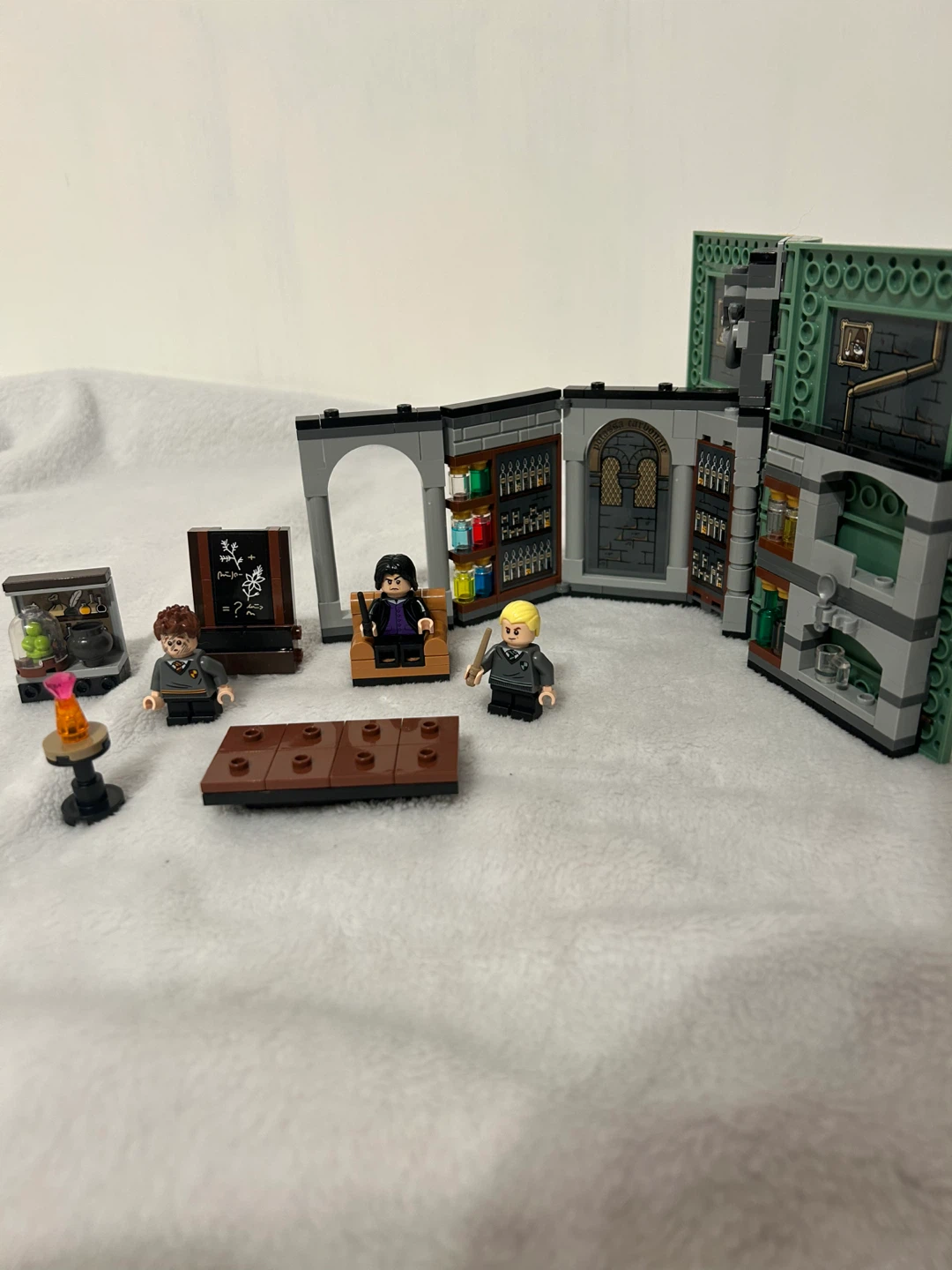 Harry Potter LEGO set Defence Against the Dark Arts classroom - photo 3