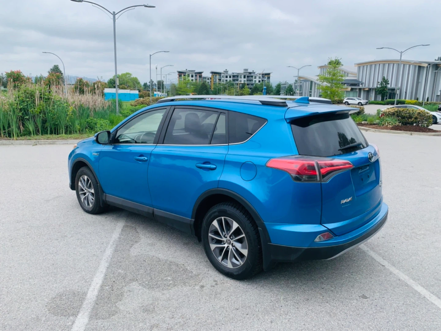2017 Blue Toyota RAV4 Hybrid XLE - photo 2