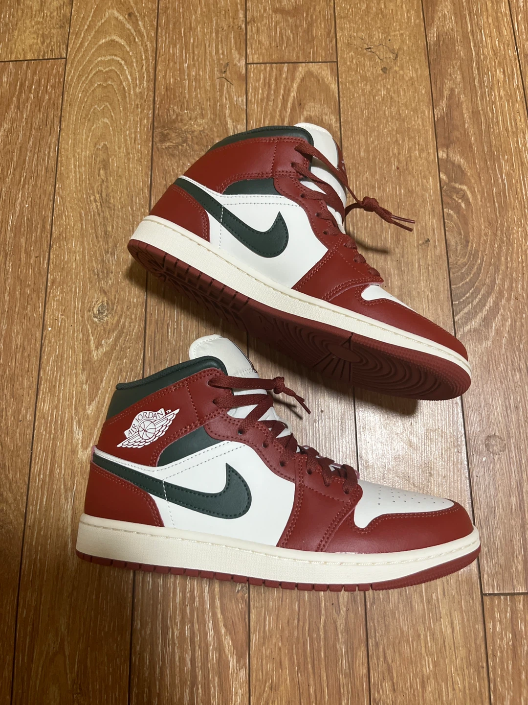Air Jordan 1 Mid SE Sail/Midnight Green Size 9