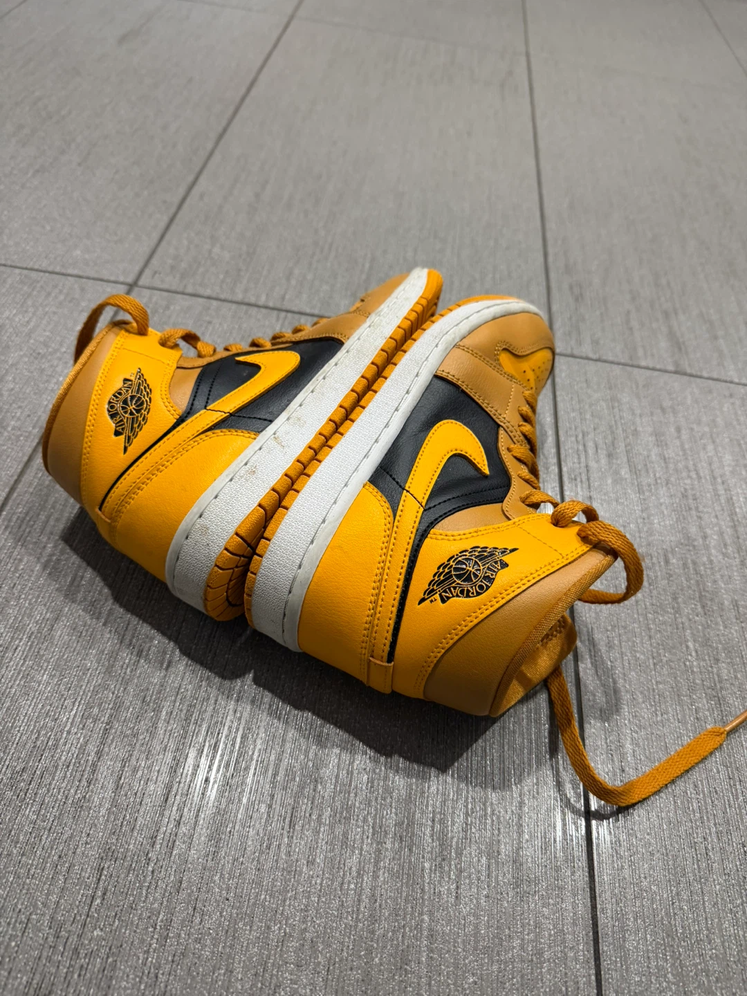 Air Jordan 1 Mid SE Yellow Black Sneakers - photo 2