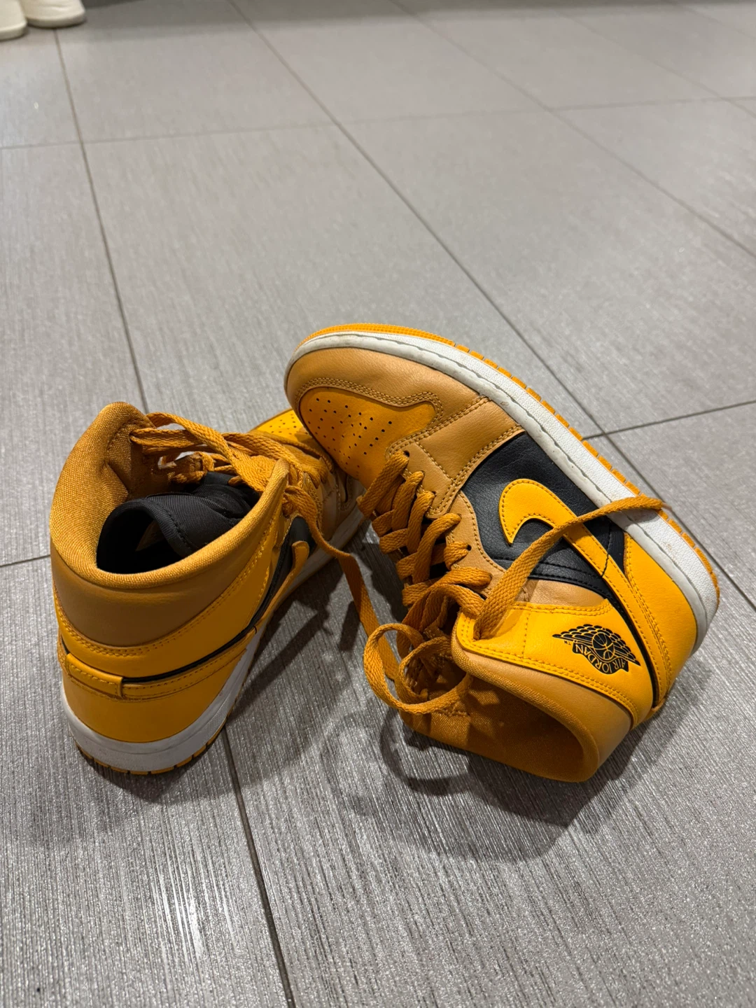 Air Jordan 1 Mid SE Yellow Black Sneakers - photo 3