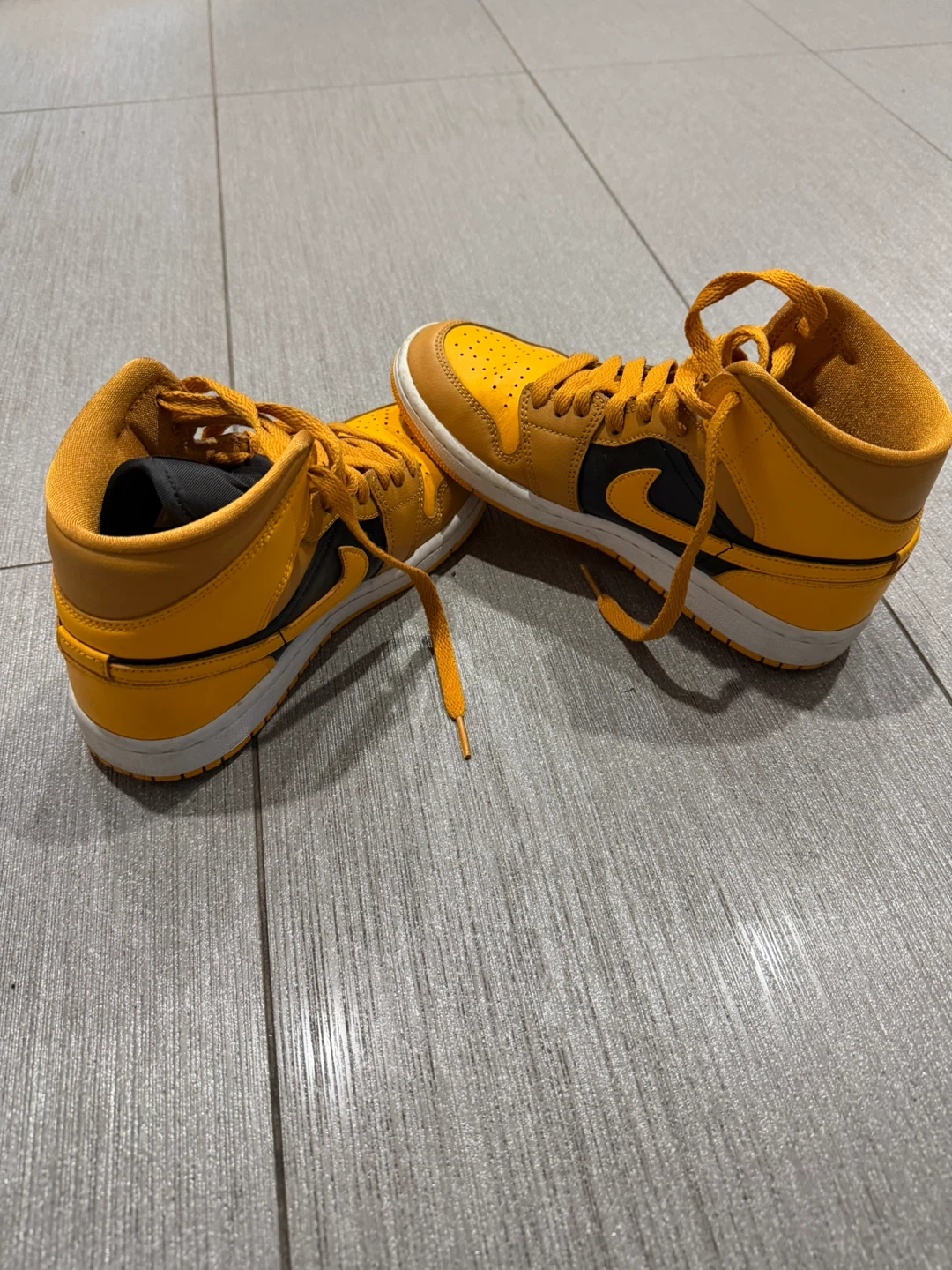 Air Jordan 1 Mid SE Yellow Black Sneakers