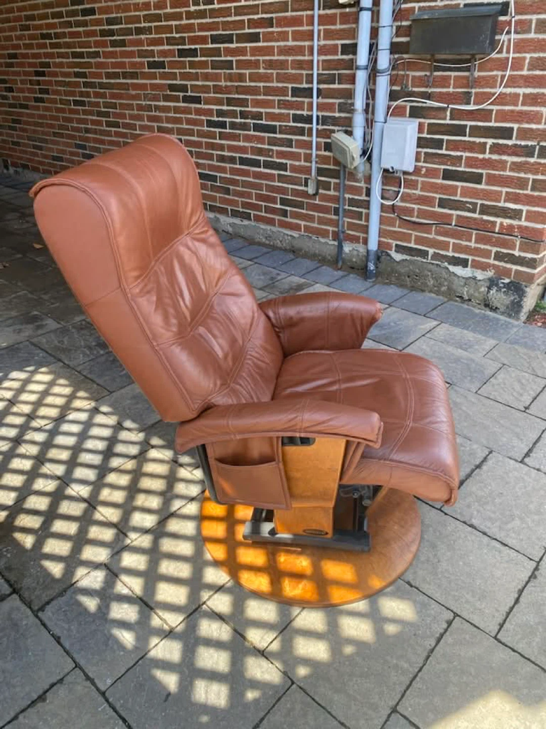 Brown leather recliner chair - photo 4