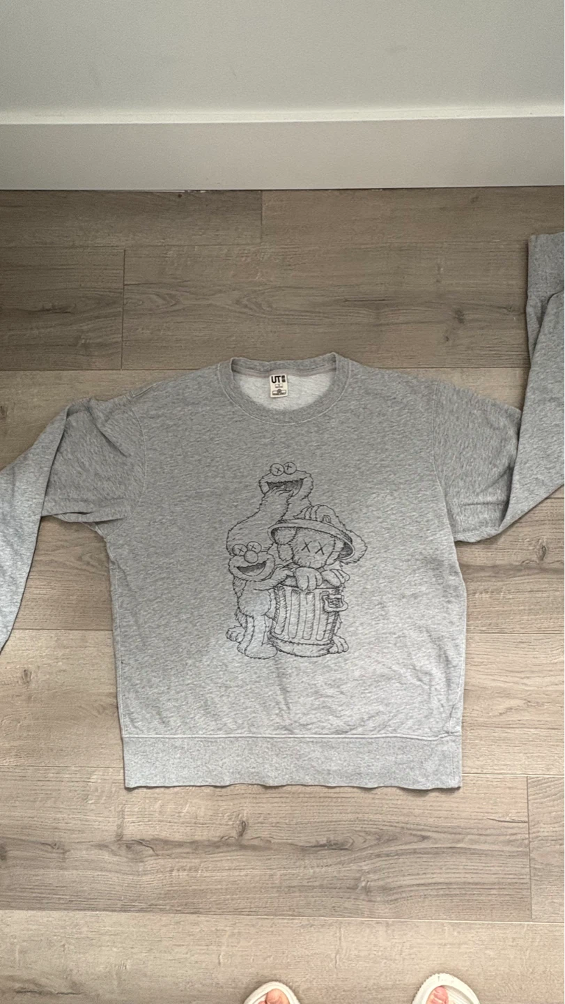 UNIQLO UT KAWS Sesame Street Graphic Crewneck Sweatshirt Size S