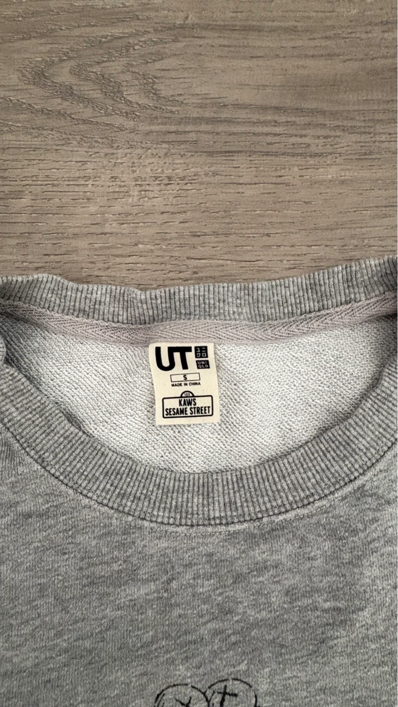 UNIQLO UT KAWS Sesame Street Graphic Crewneck Sweatshirt Size S - photo 3