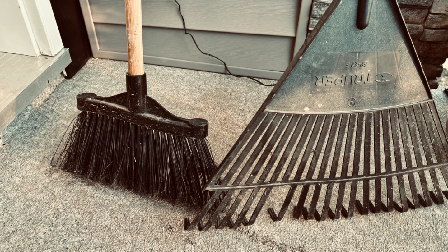 Outdoor Yard Tools – Push Broom & Leaf Rake – Good Condition - photo 2