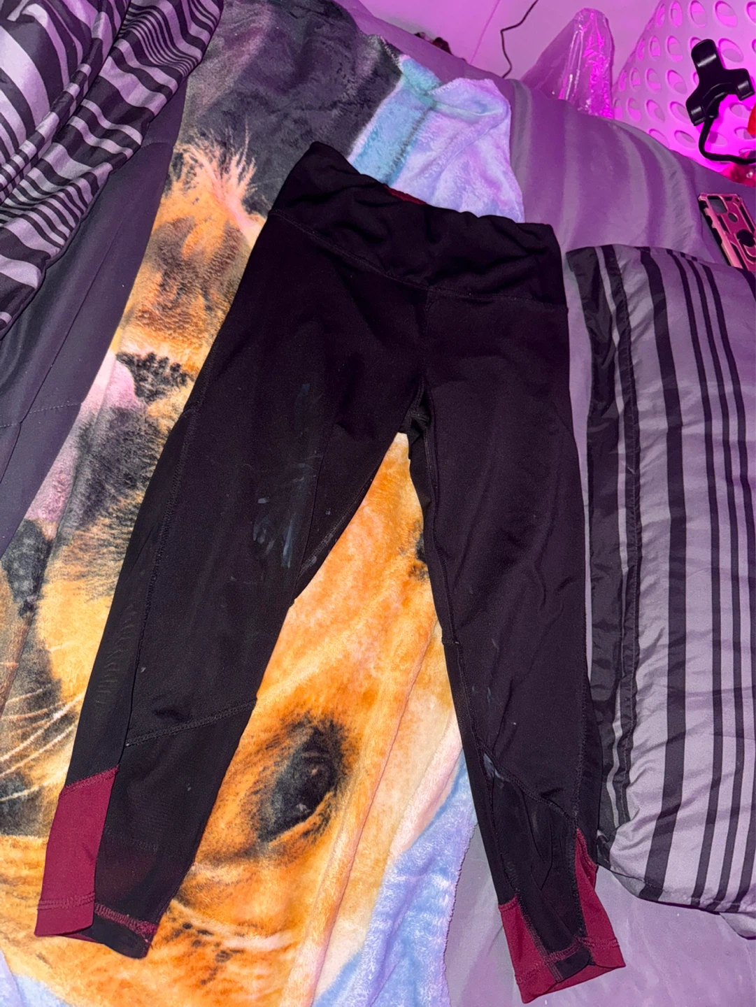 Black athletic leggings with burgundy accents - photo 2