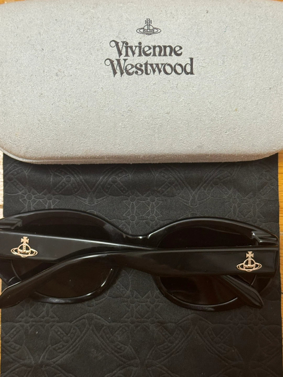 Like new Authentic Vivienne Westwood Black Oval Sunglasses - photo 3