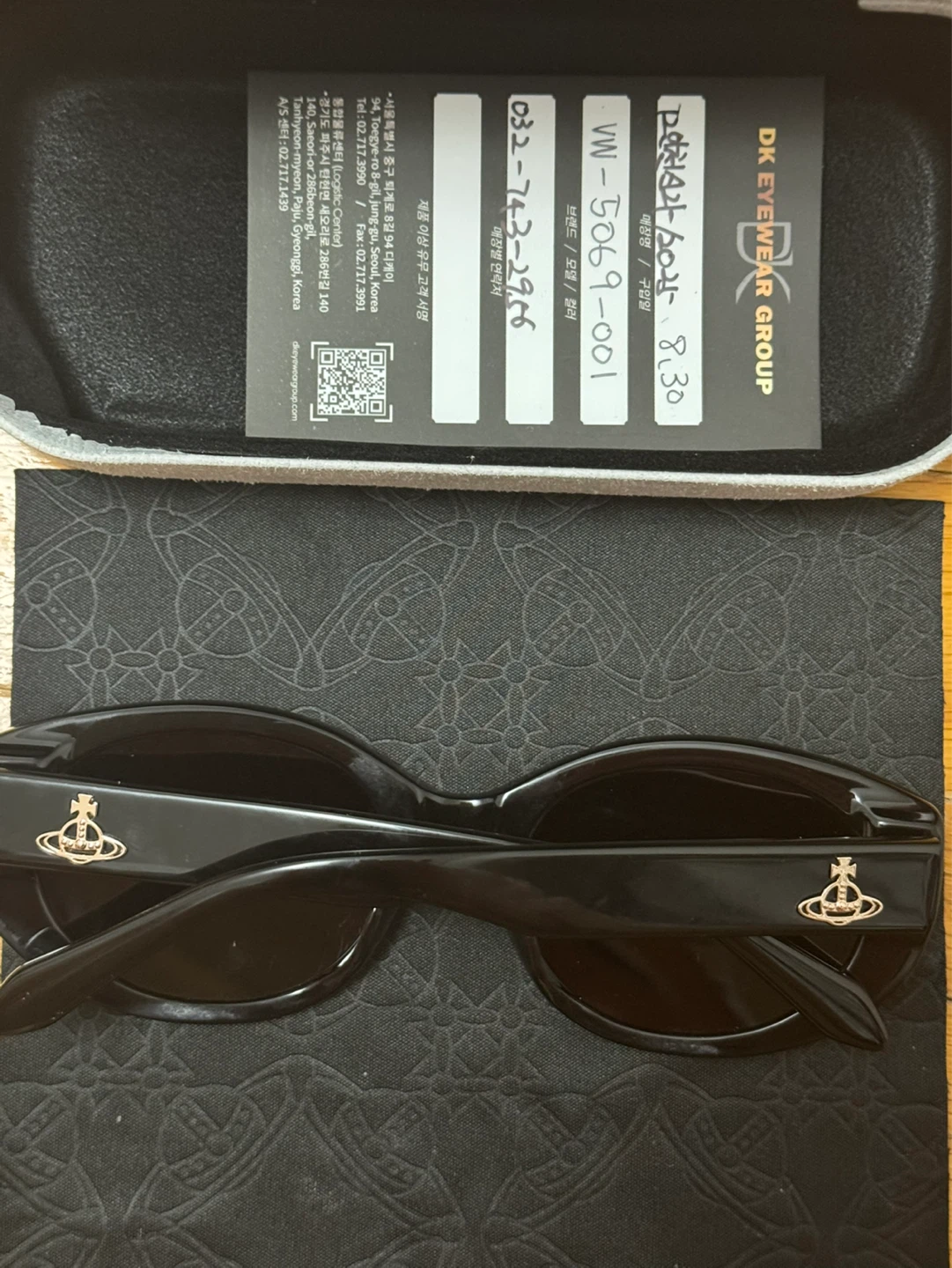 Like new Authentic Vivienne Westwood Black Oval Sunglasses - photo 4