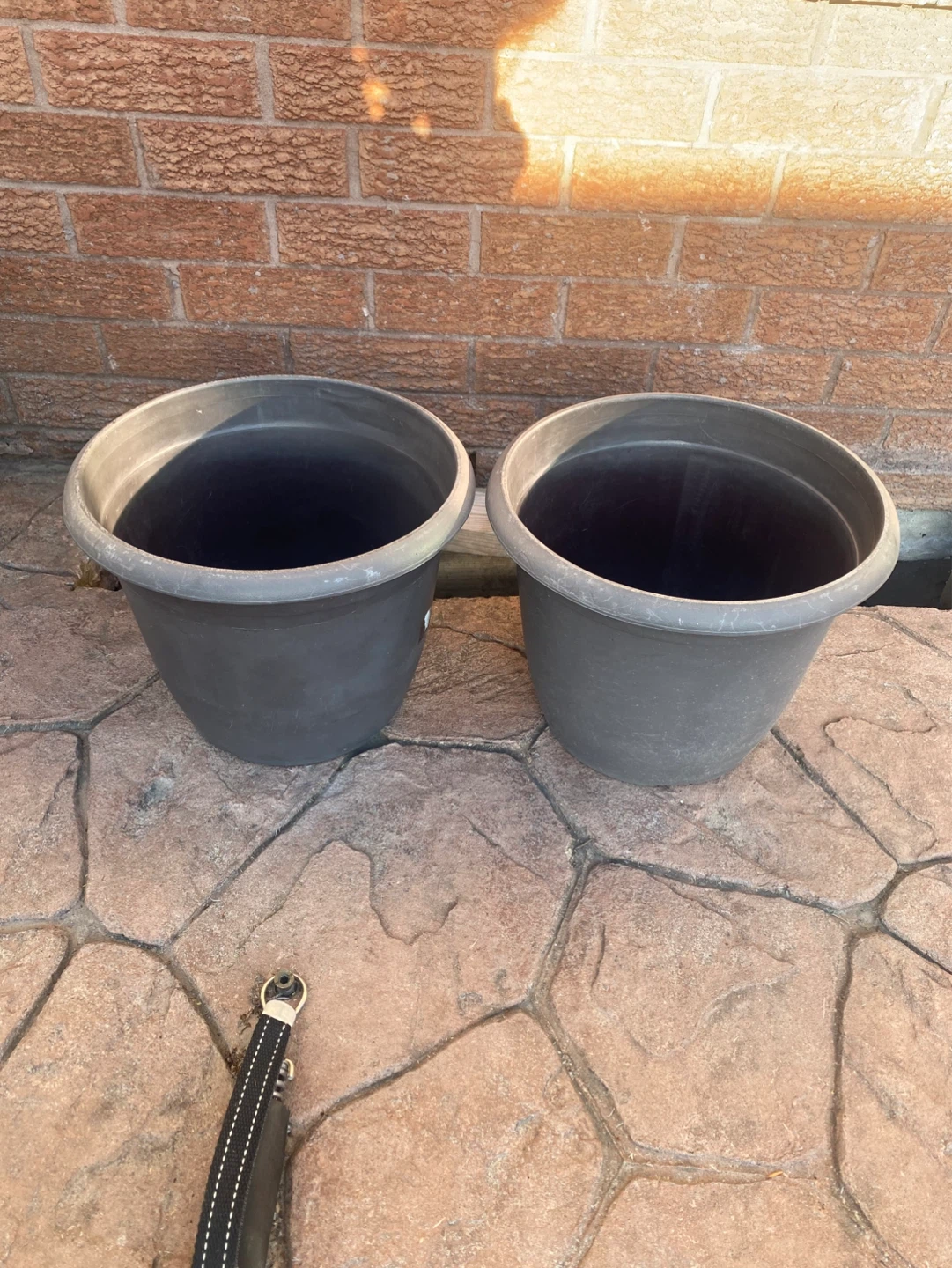 Two dark grey plastic planters - photo 2