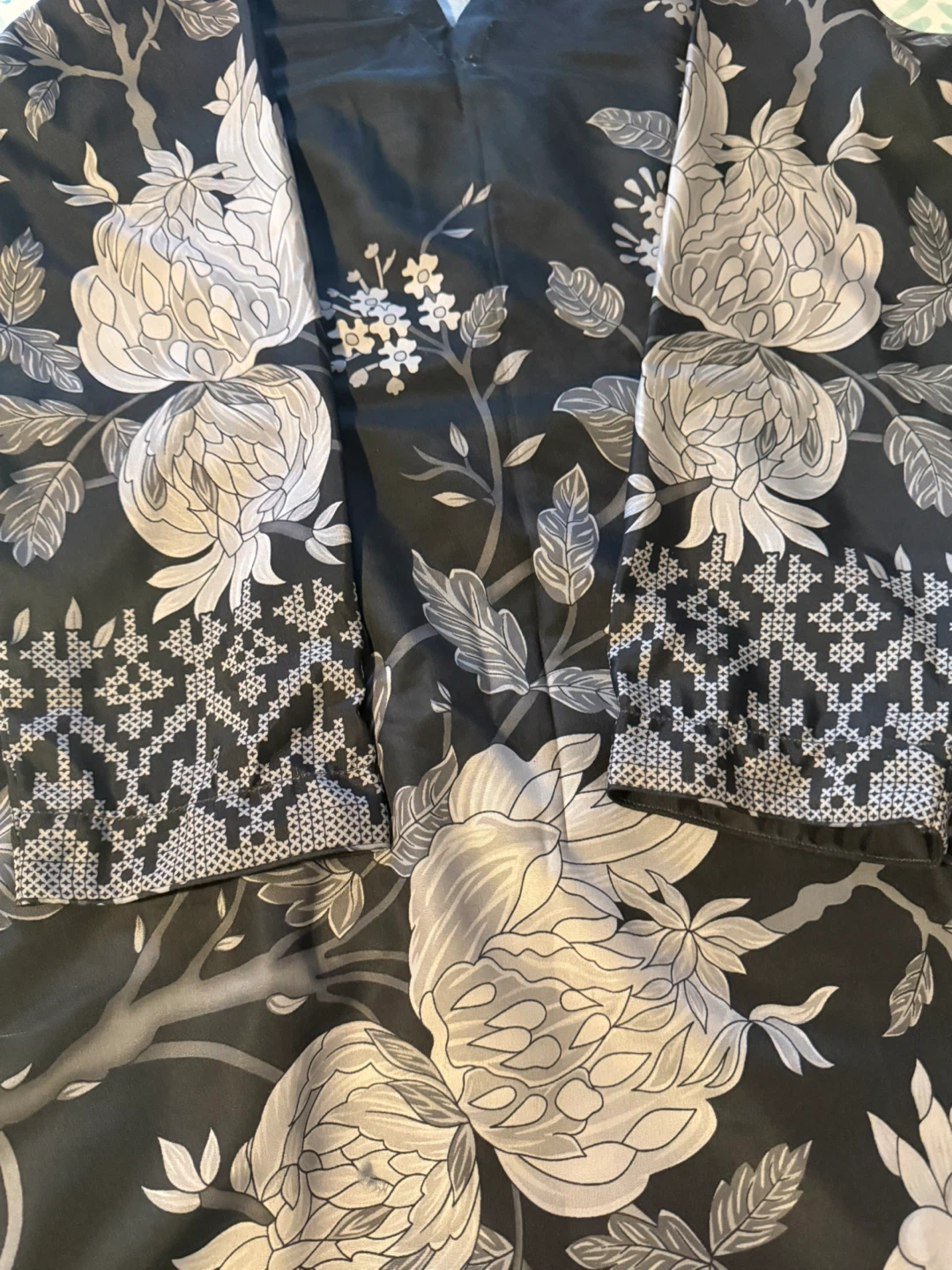 Women's Black Floral Print Kurti with Trousers and Dupatta - photo 2