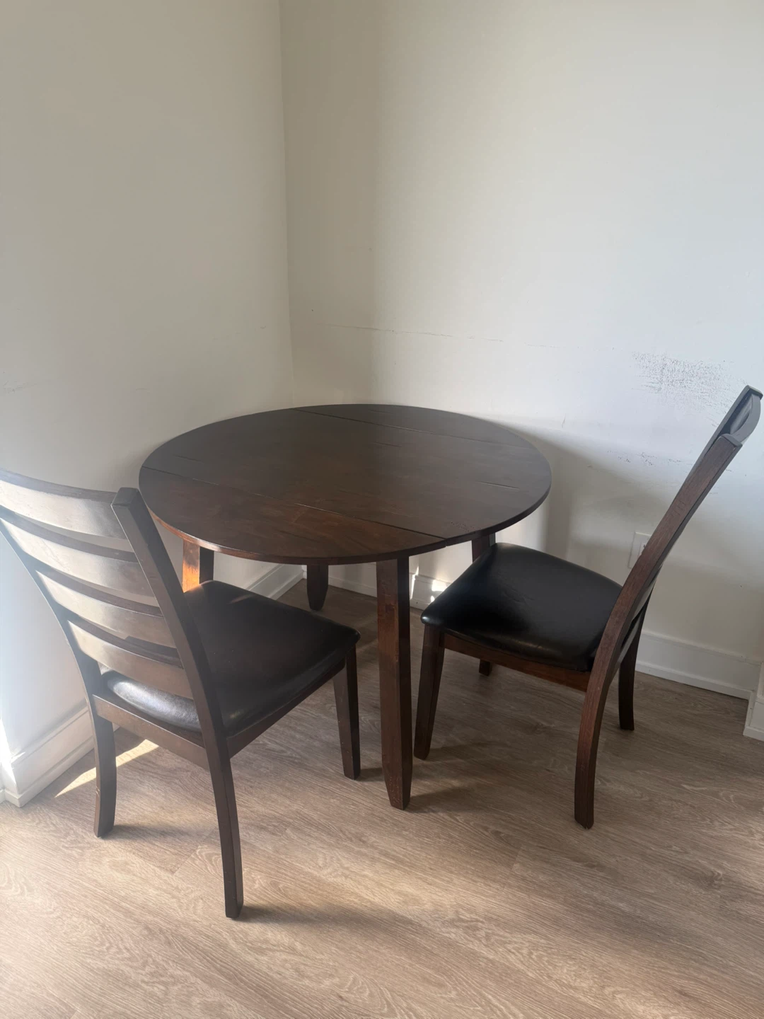 Round Drop Leaf Dining Table with 2 Chairs