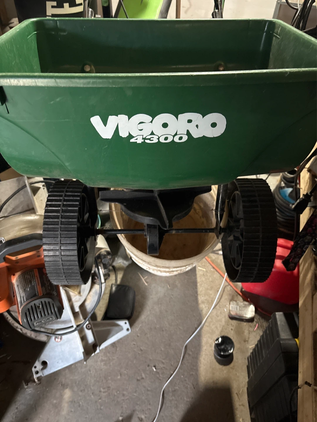Vigoro 4300 Lawn Spreader