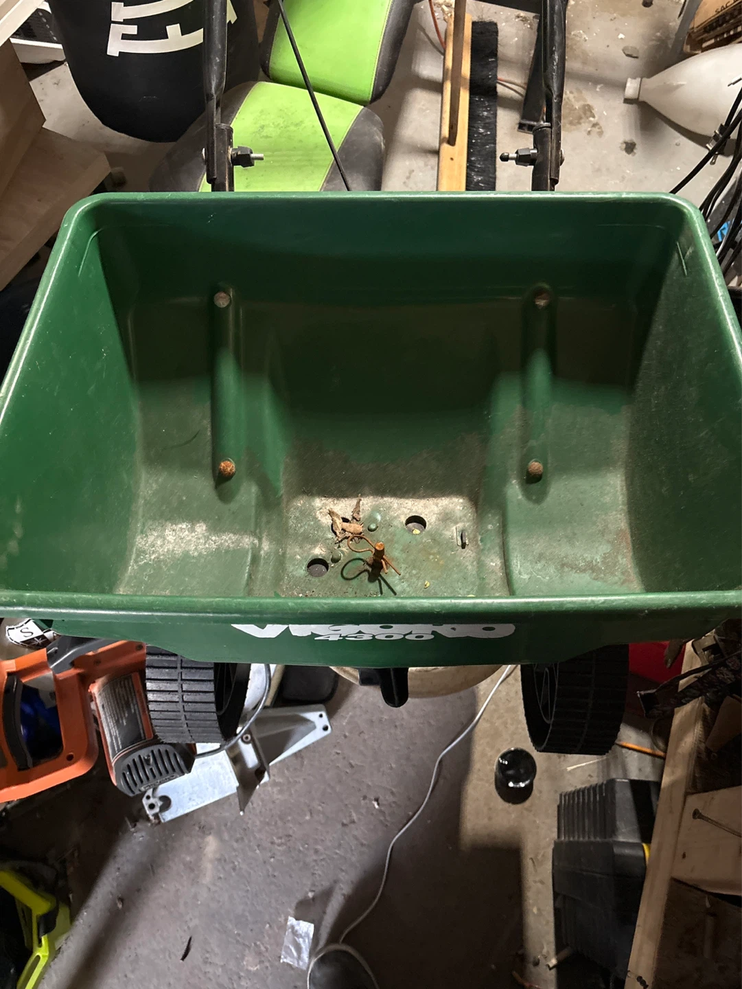Vigoro 4300 Lawn Spreader - photo 2