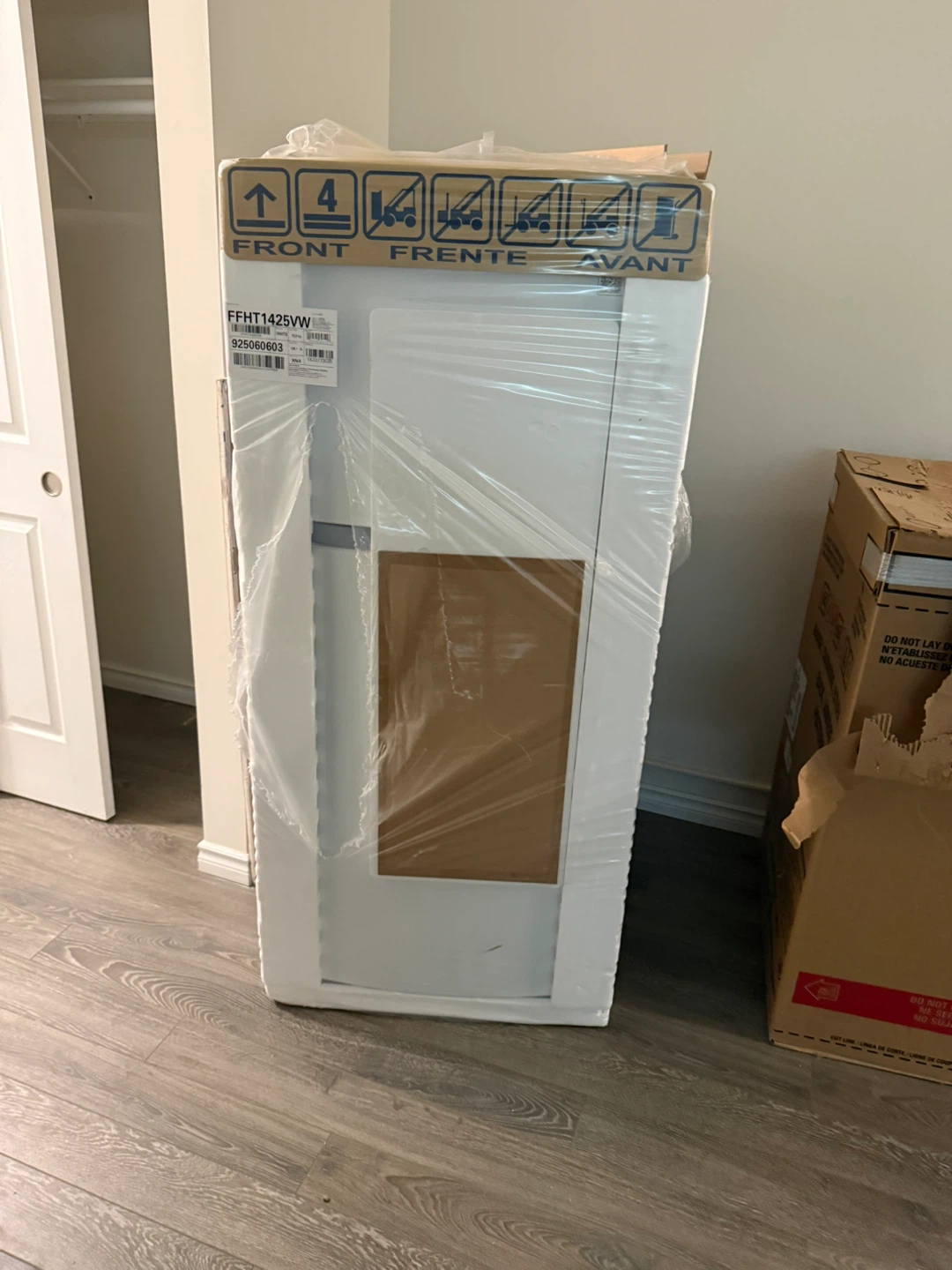 Frigidaire FFHT1425VW White Top Freezer Refrigerator