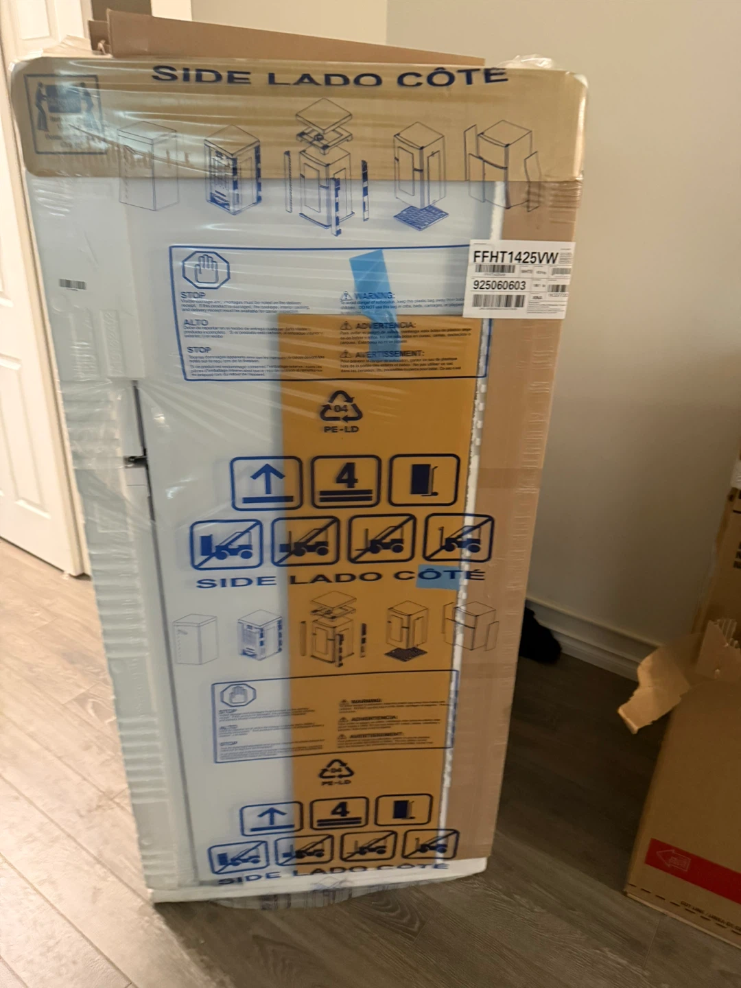 Frigidaire FFHT1425VW White Top Freezer Refrigerator - photo 2