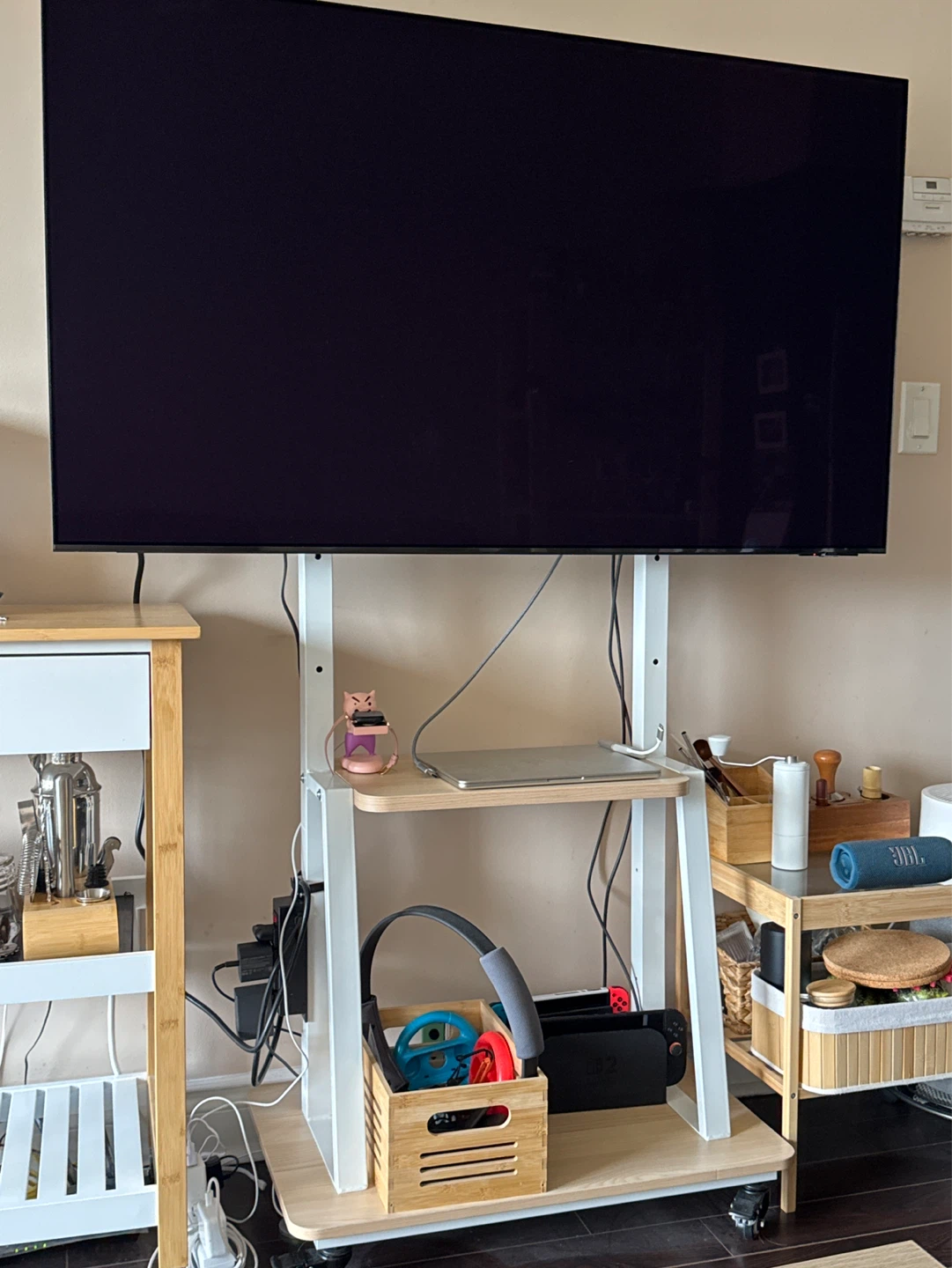 Leaving :Samsung 55" OLED S85F 4K Smart TV with movable TV stand