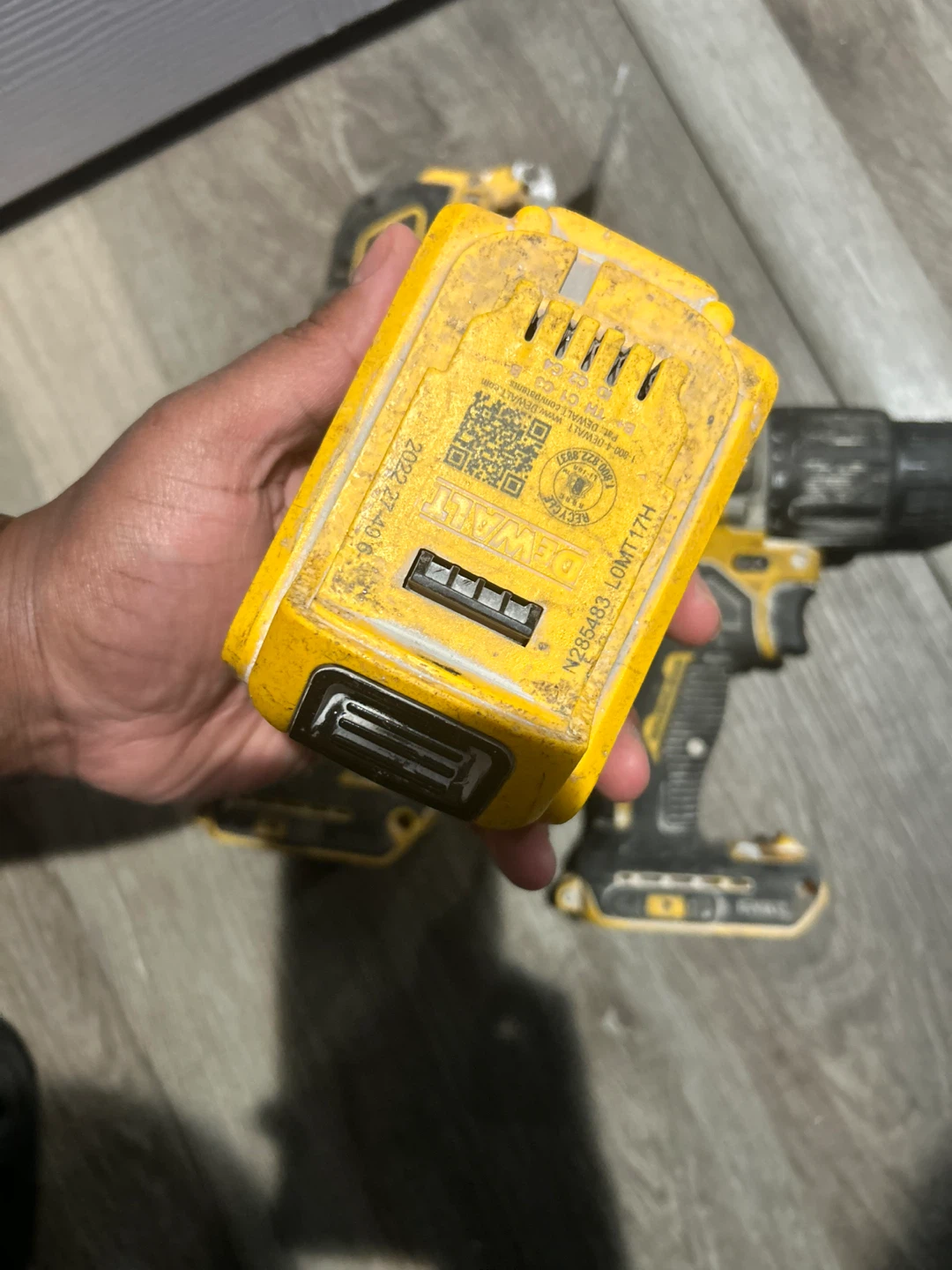 DeWalt 20V MAX XR 4.0Ah Lithium Ion Battery - photo 2