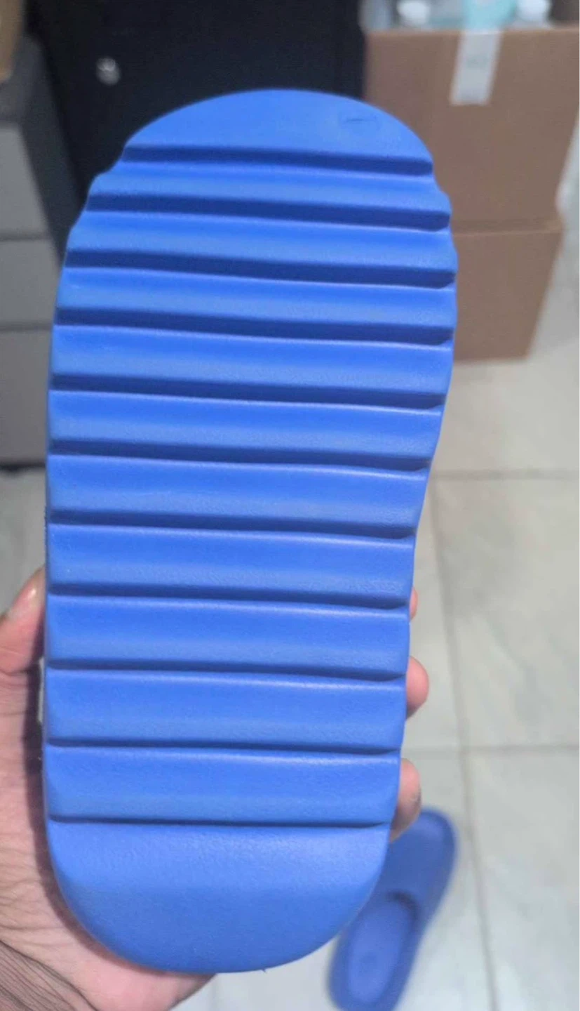 Yeezy slides bleu taille 8us - photo 3