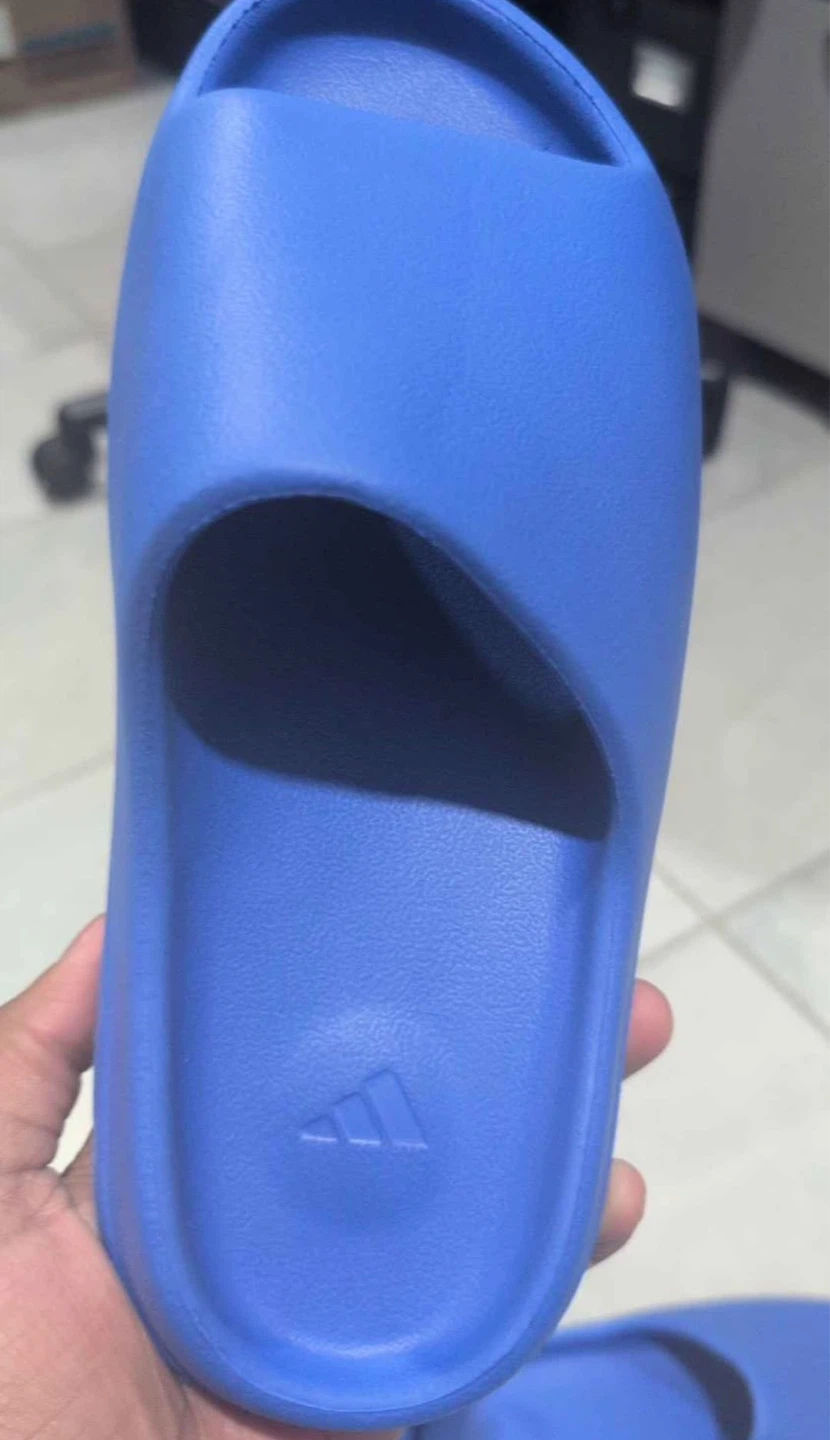 Yeezy slides bleu taille 8us - photo 2