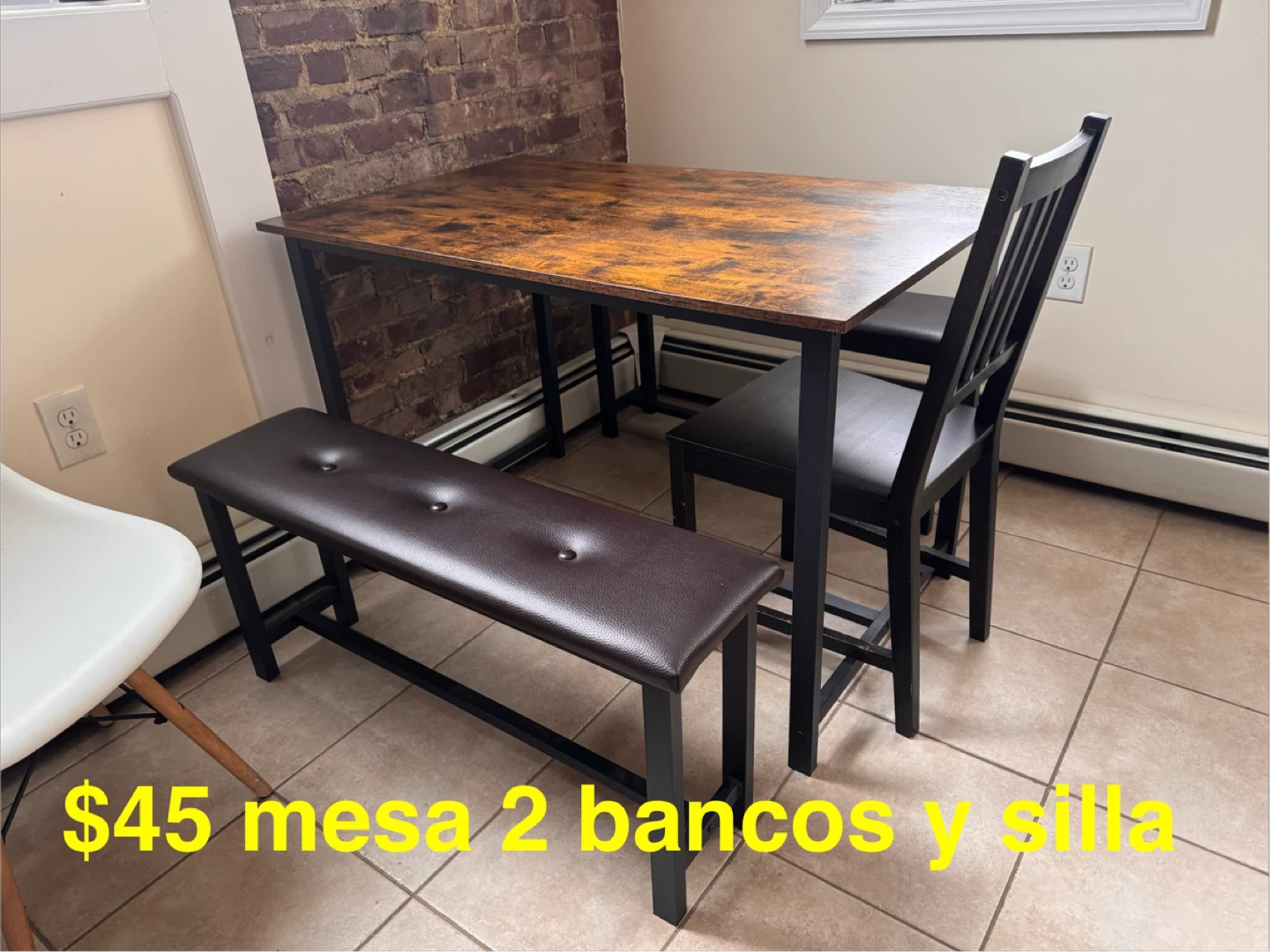 MESA DE COMEDOR Y ASIENTOS
