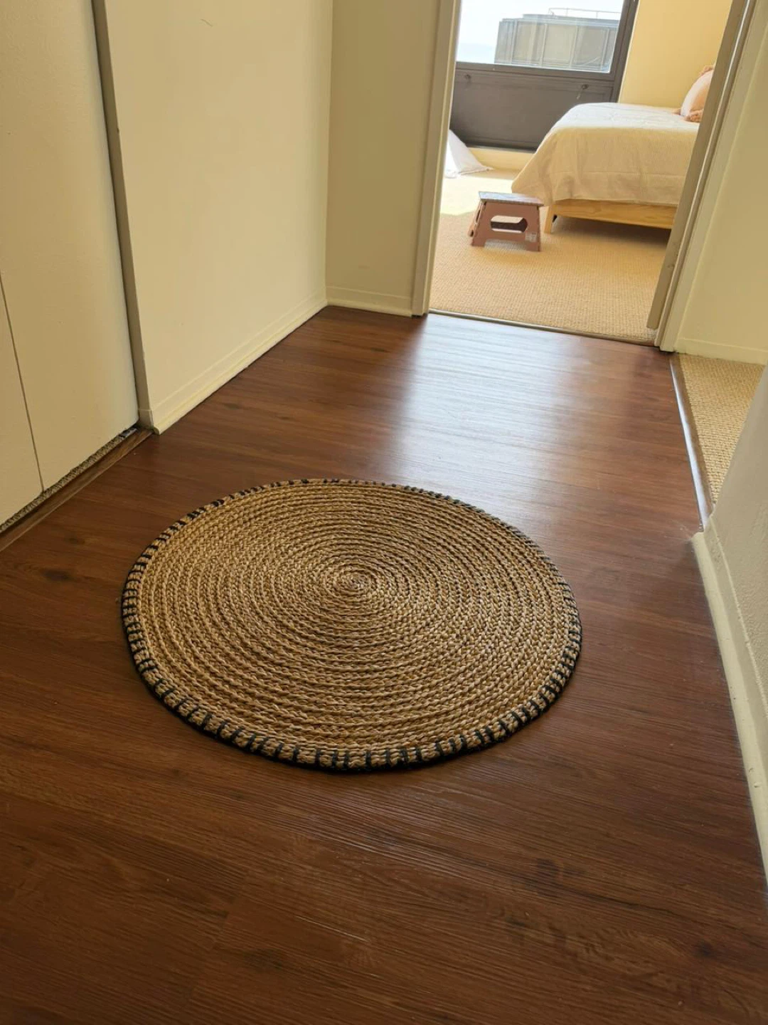 Round Jute Rug 29,5” with Black Trim