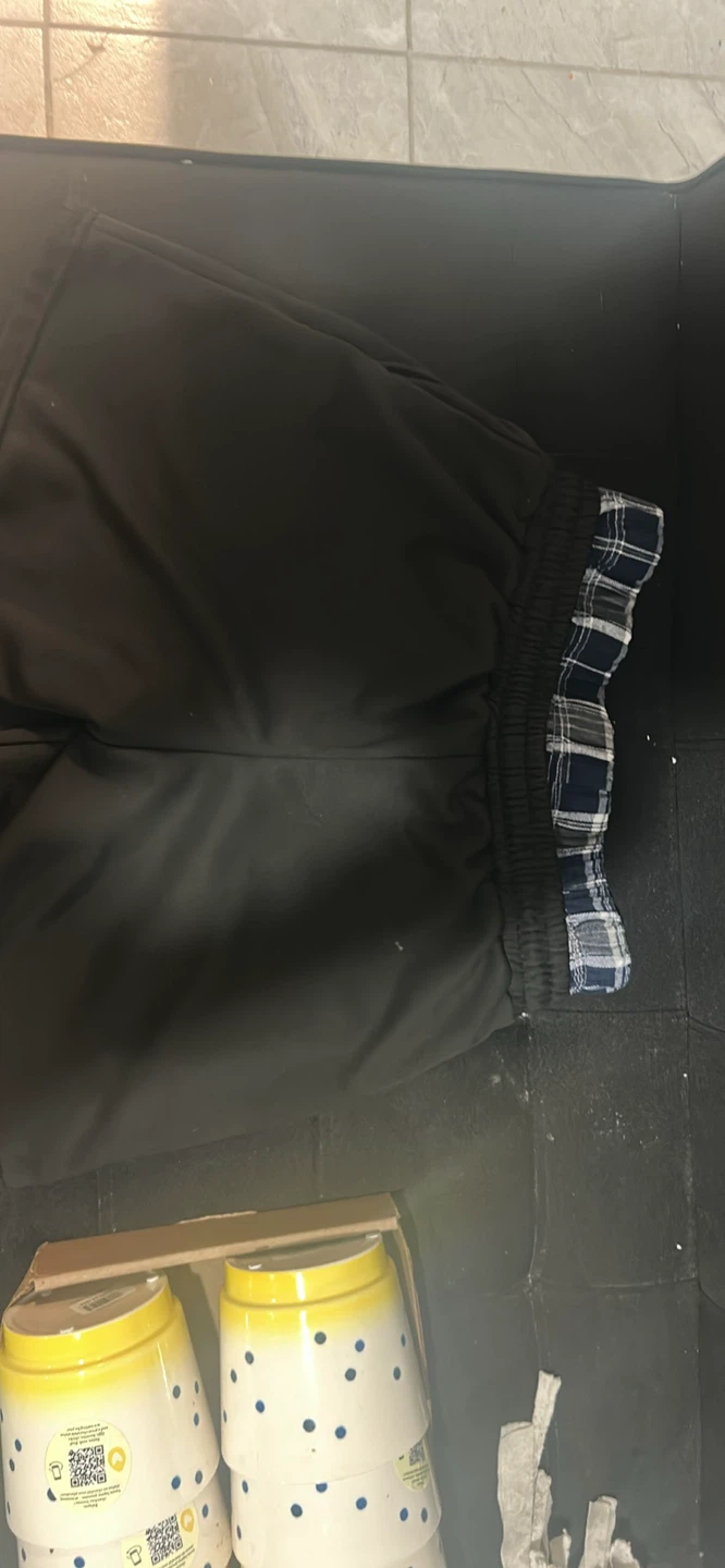 Pantalon jogging noir avec doublure carreaux - photo 2