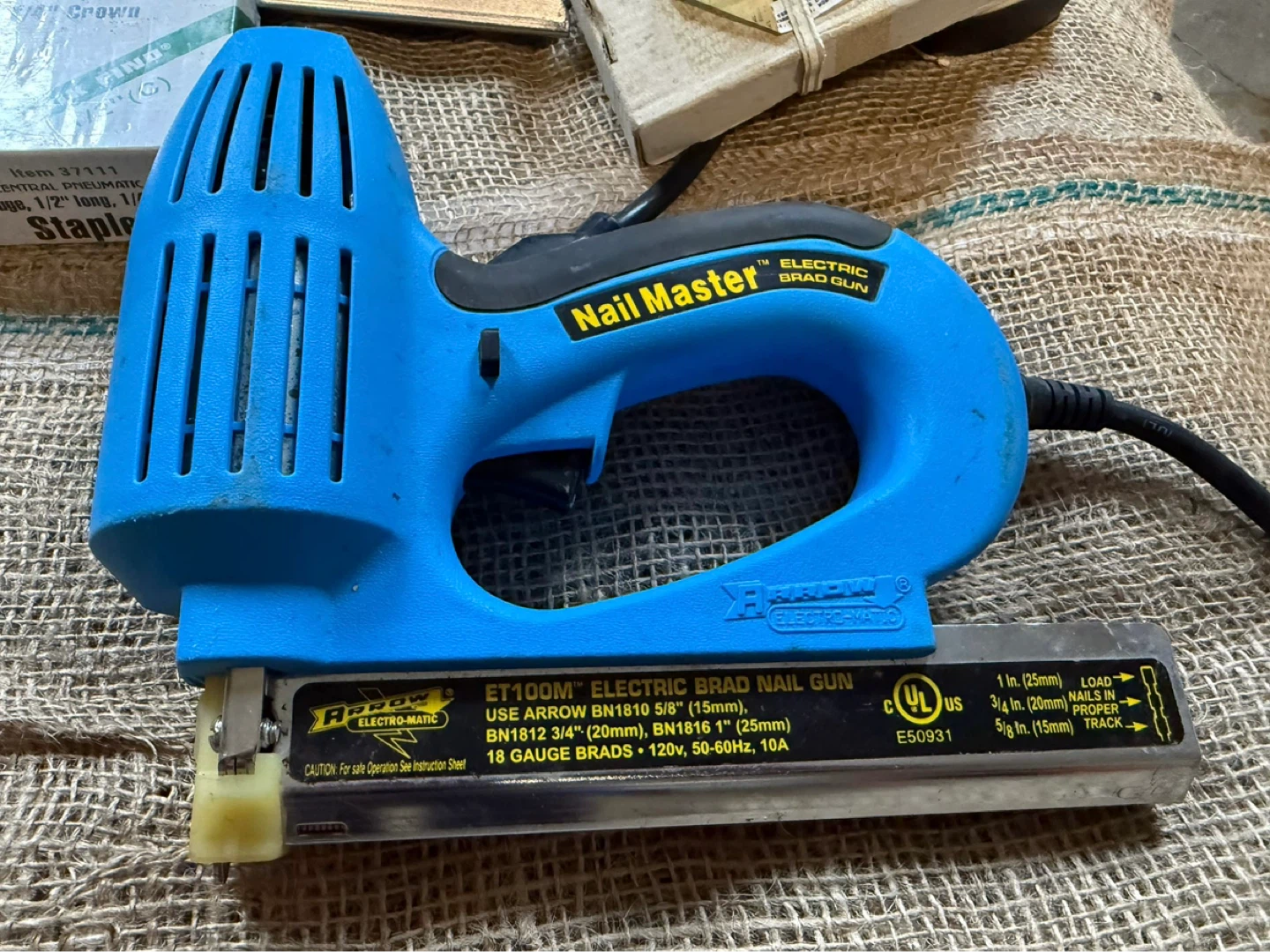 HandyMaster & Arrow Electric Brad Nail Guns with Staples - photo 2