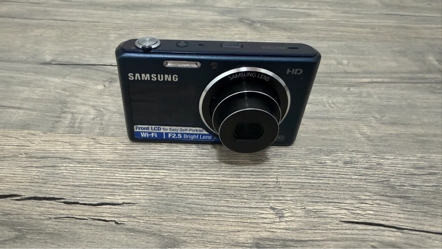 Samsung HD Digital Camera with Front LCD. DV150F