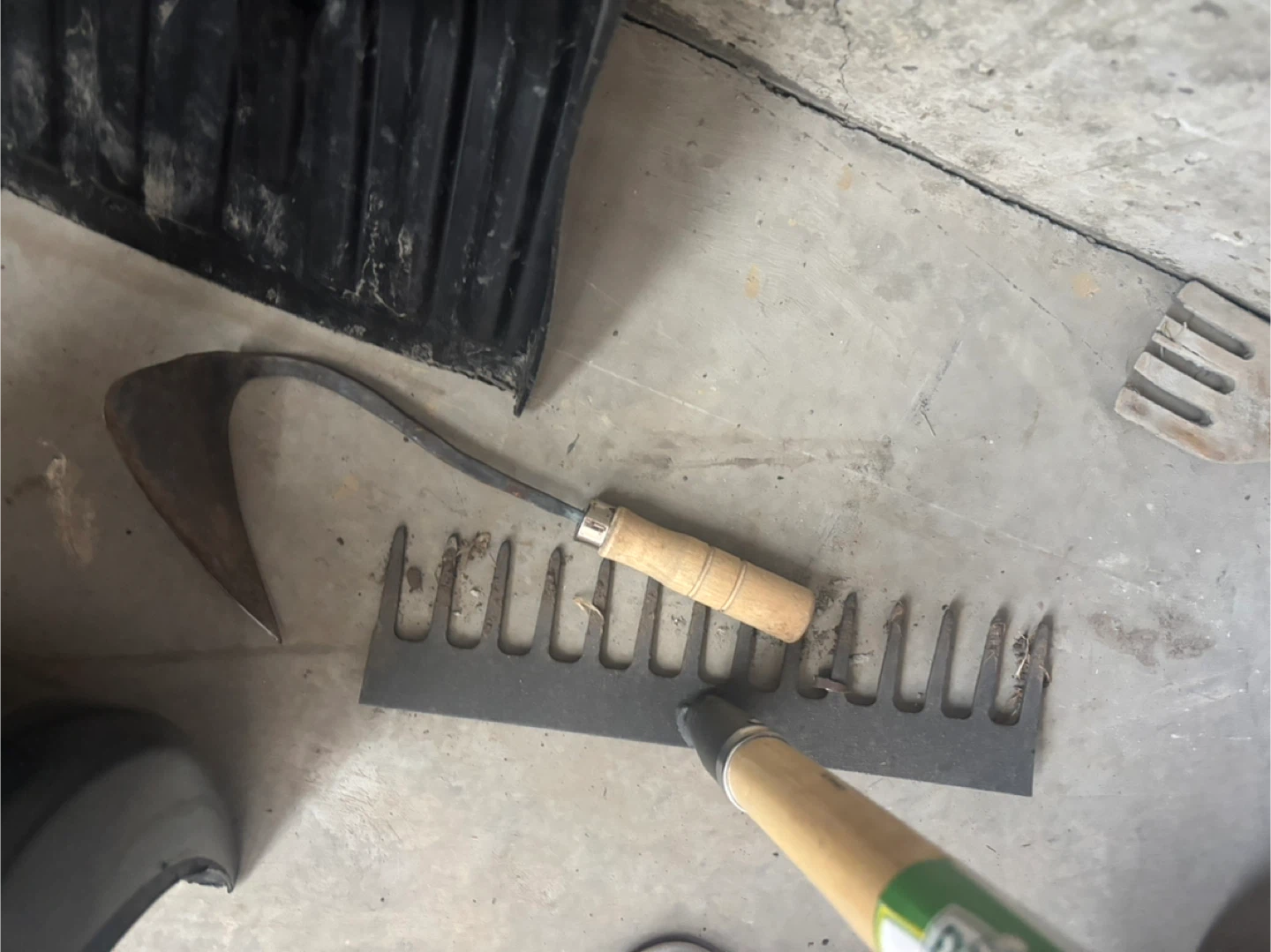 Various Garden Tools, Rakes and Snow Shovels - photo 3