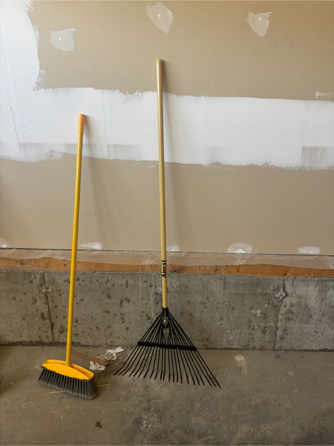 Various Garden Tools, Rakes and Snow Shovels - photo 5