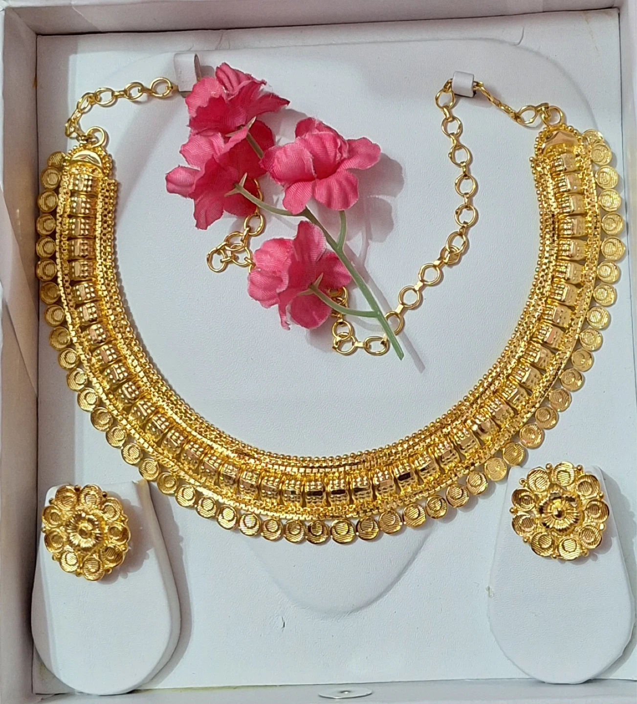 Gold coloured necklace and earrings set