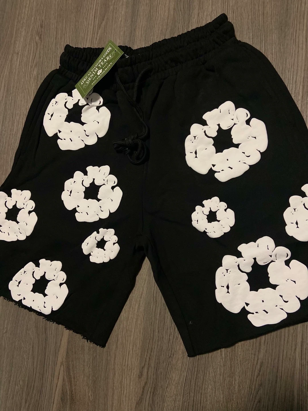 Denim Tears Black Shorts with White Floral Appliqué - Size M - photo 4