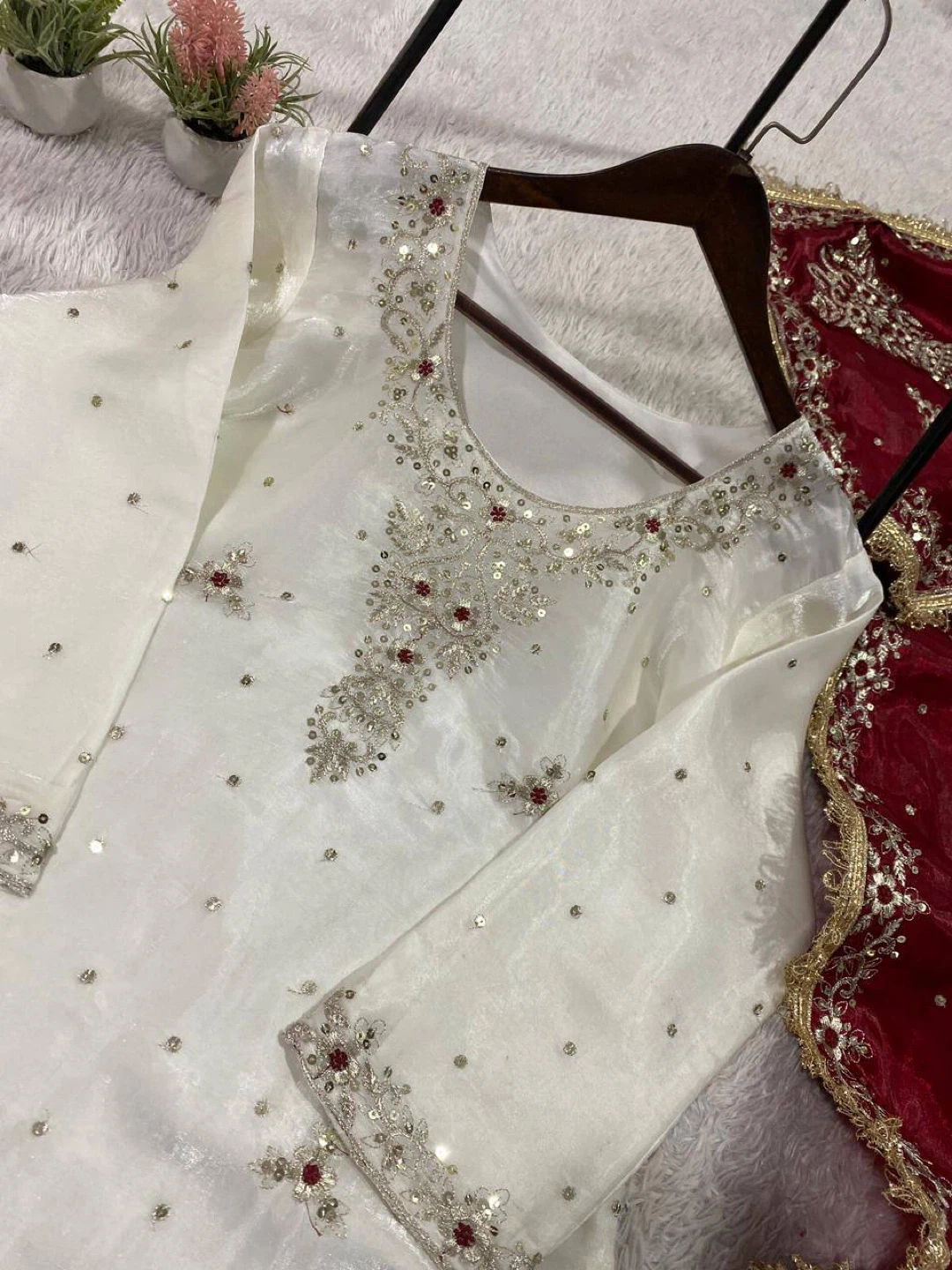 White Embroidered Kurti with Red Dupatta - photo 2