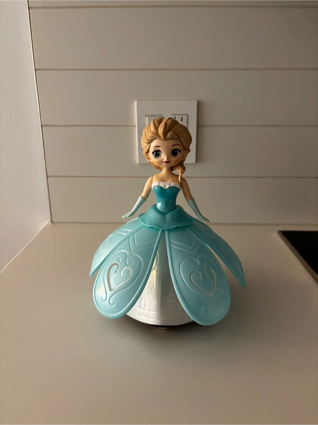 Free - has to go today: Set of toys: Elsa and Minnie - photo 3