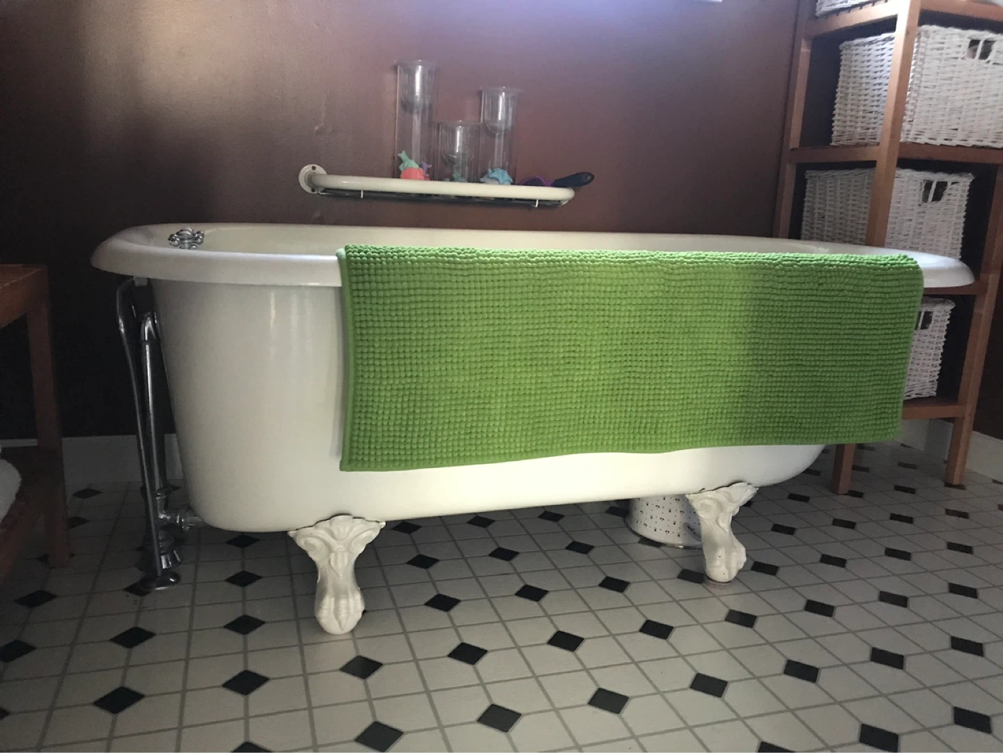 Vintage Clawfoot Bathtub - photo 2