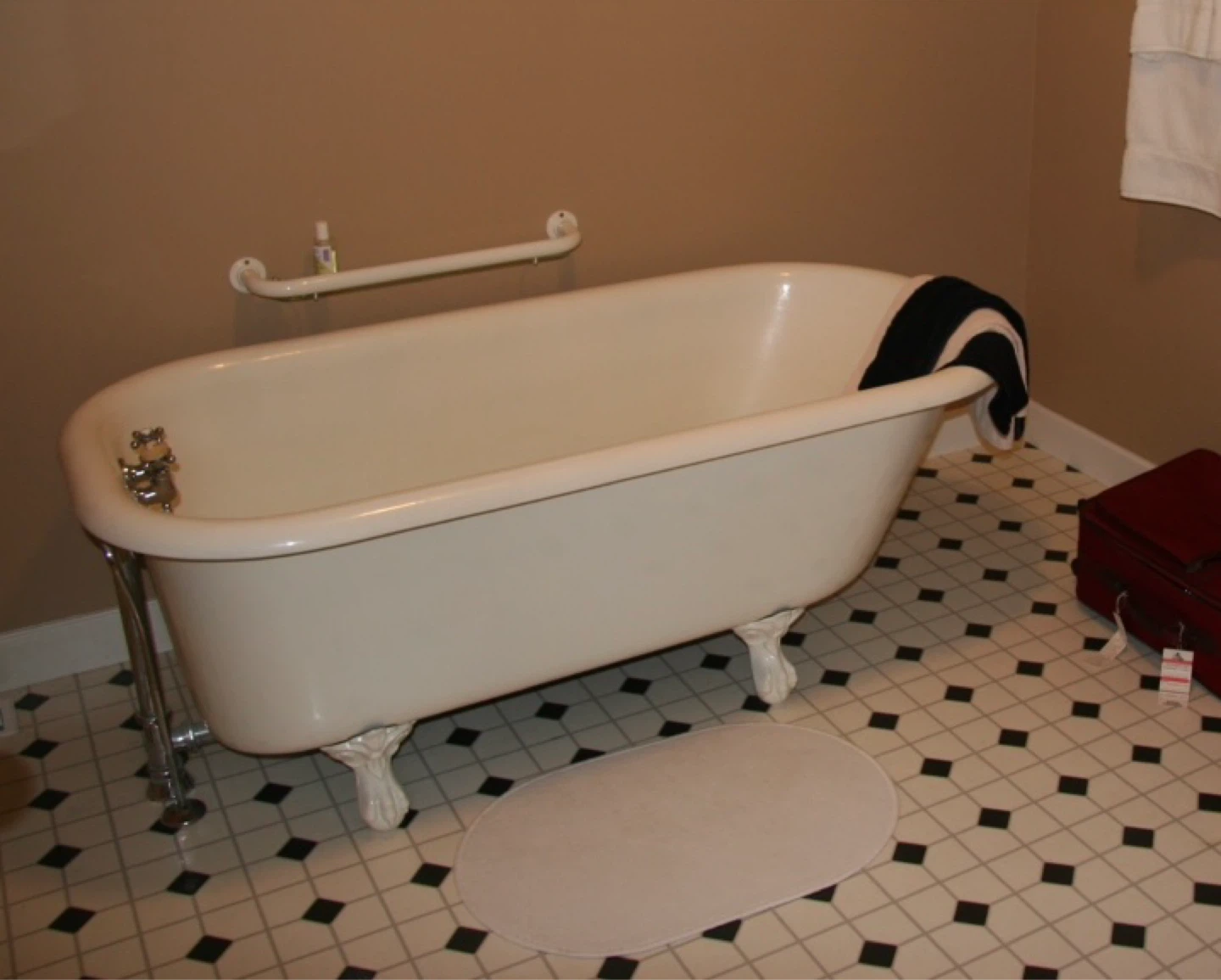 Vintage Clawfoot Bathtub - photo 5