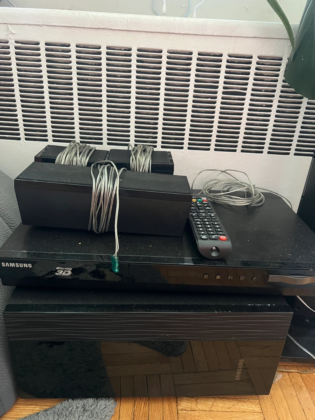Samsung Blu-ray 3D Home Theatre System with Speakers and Remote - photo 2