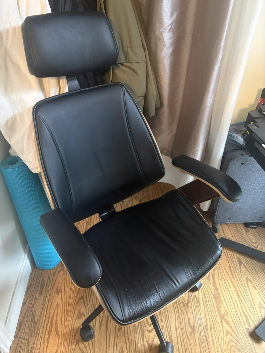 Structure Cove Leather Chair with Headrest