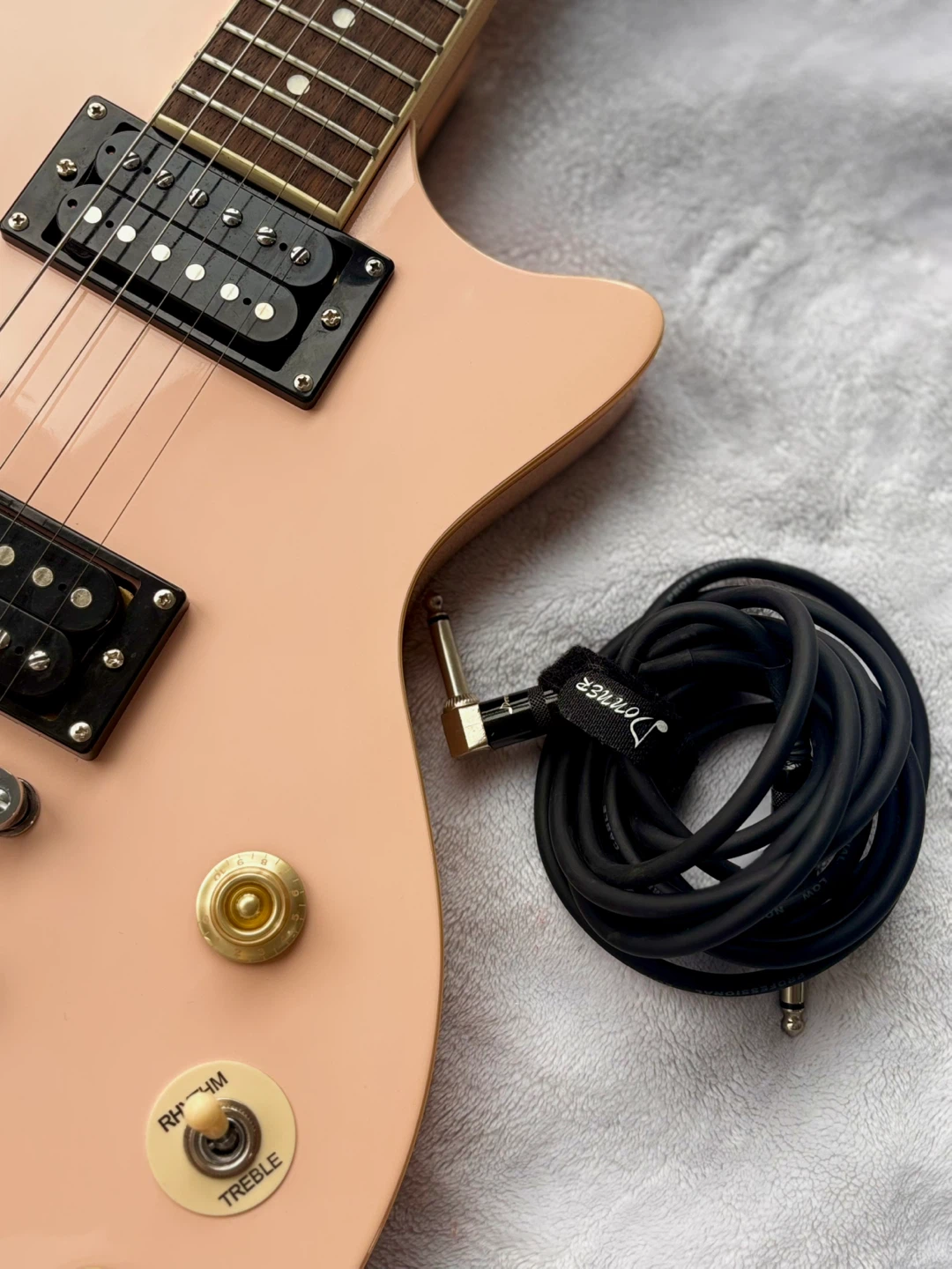 Like new Donner Les Paul guitar in shell pink. - photo 2