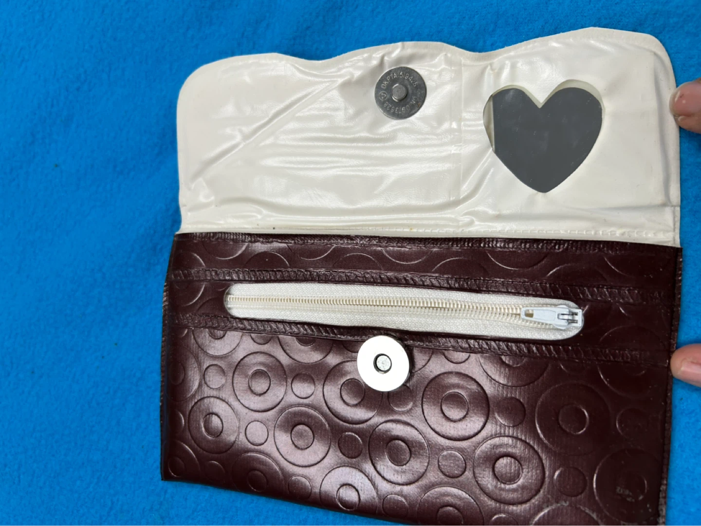 Brown leather patterned clutch with heart mirror - photo 3
