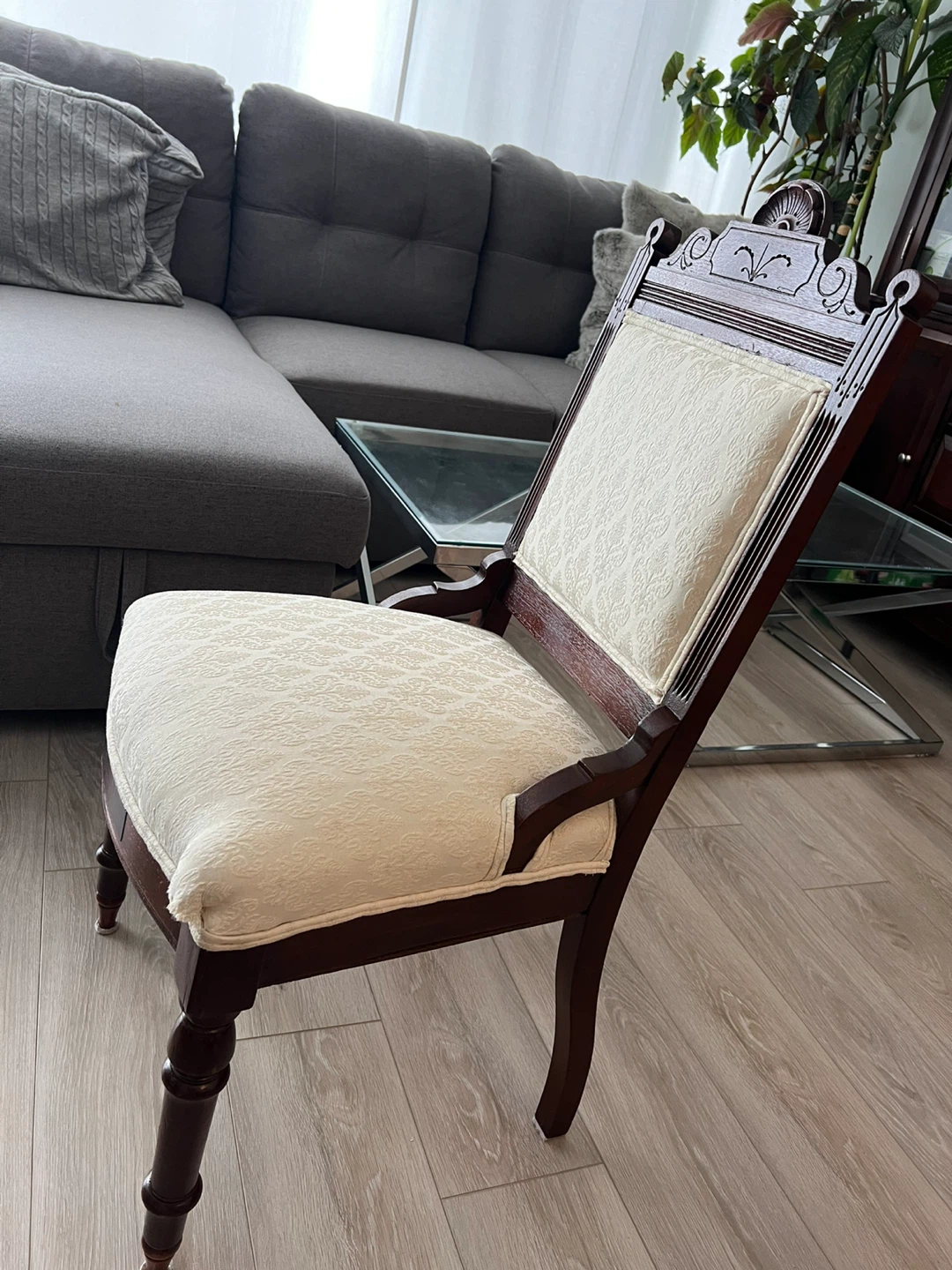 Vintage Accent Chair with Cream Upholstery - photo 2