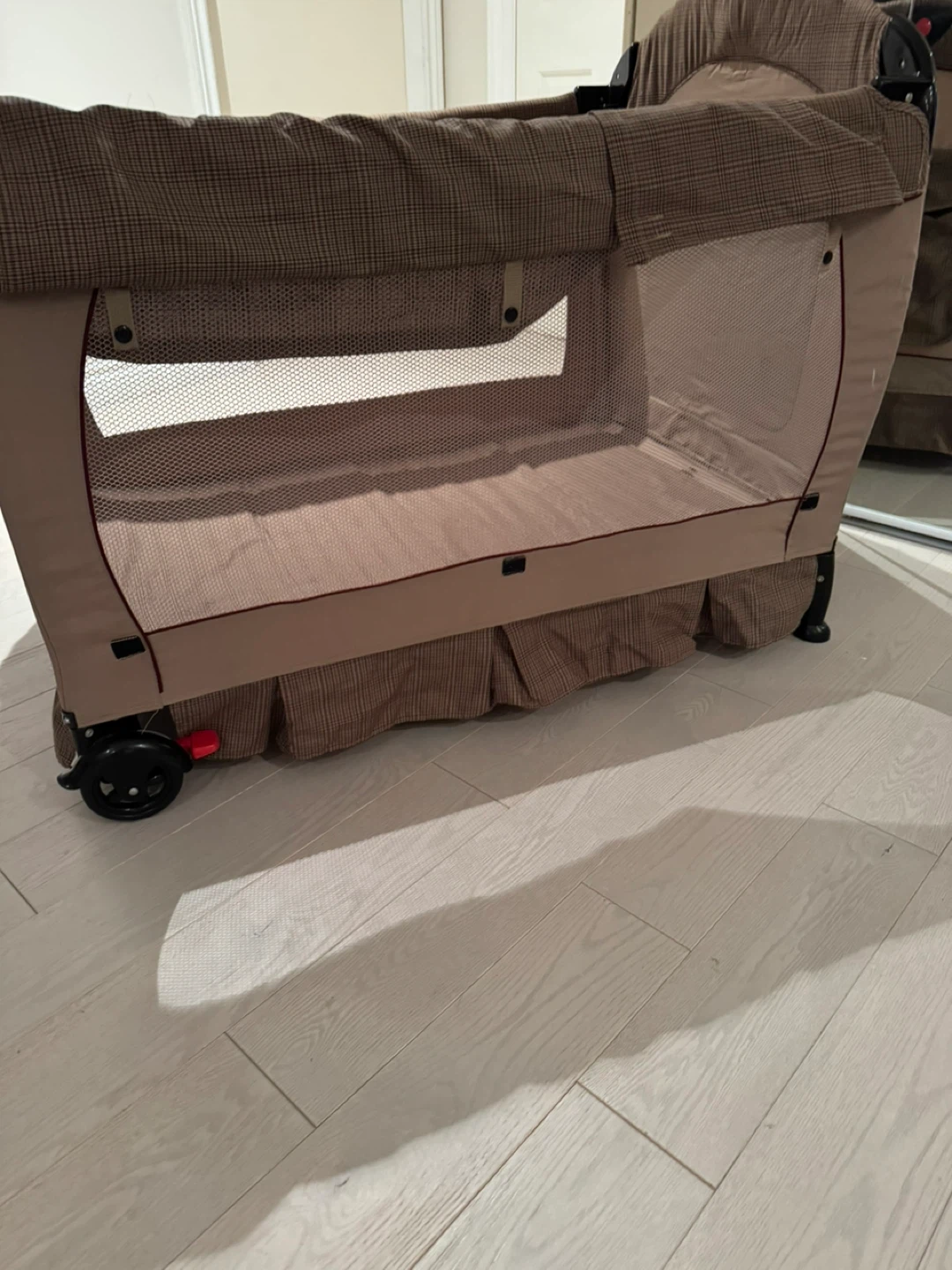 Eddie Bauer playpen - photo 2