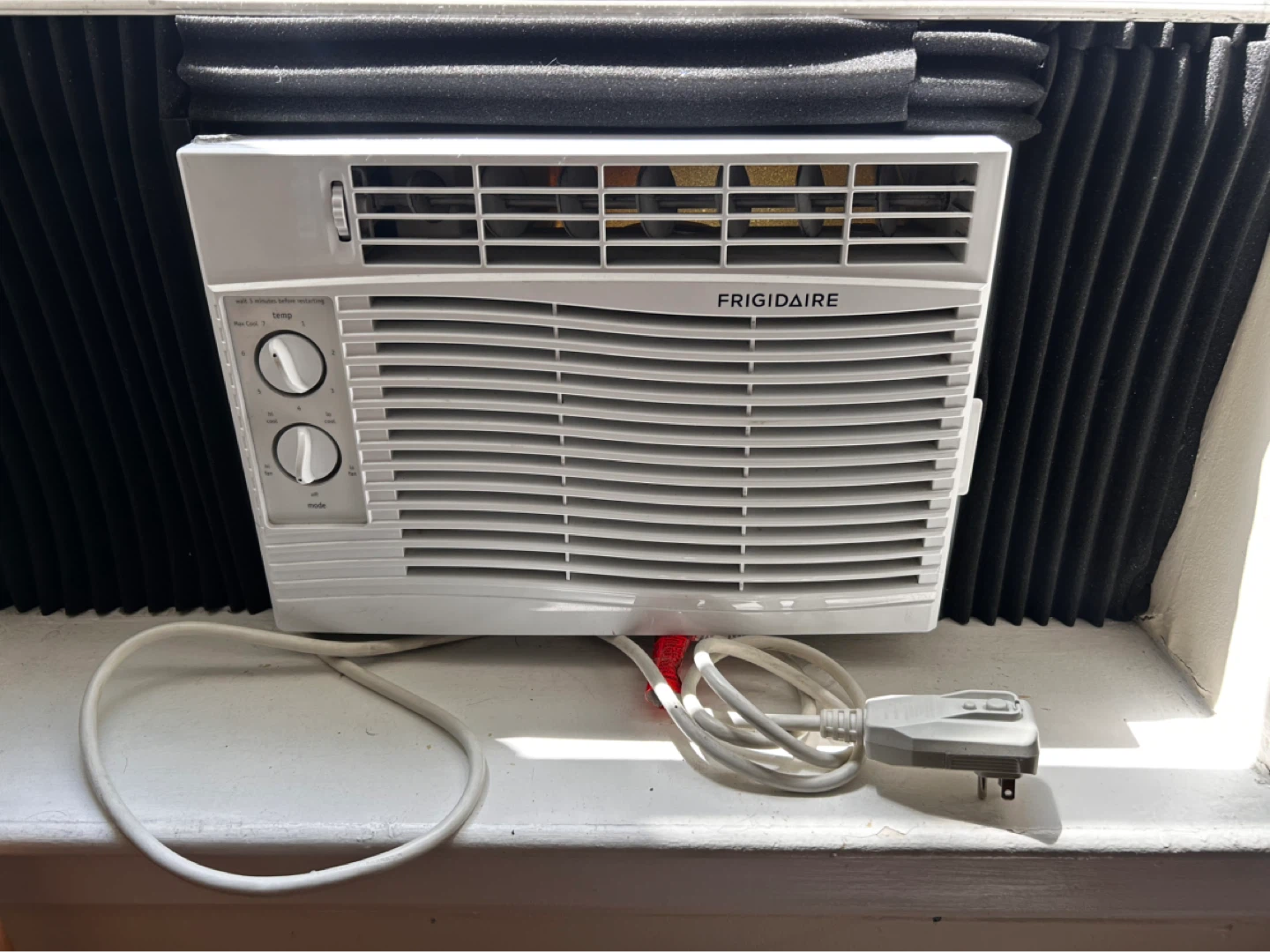 Frigidaire Window Air Conditioner - photo 2