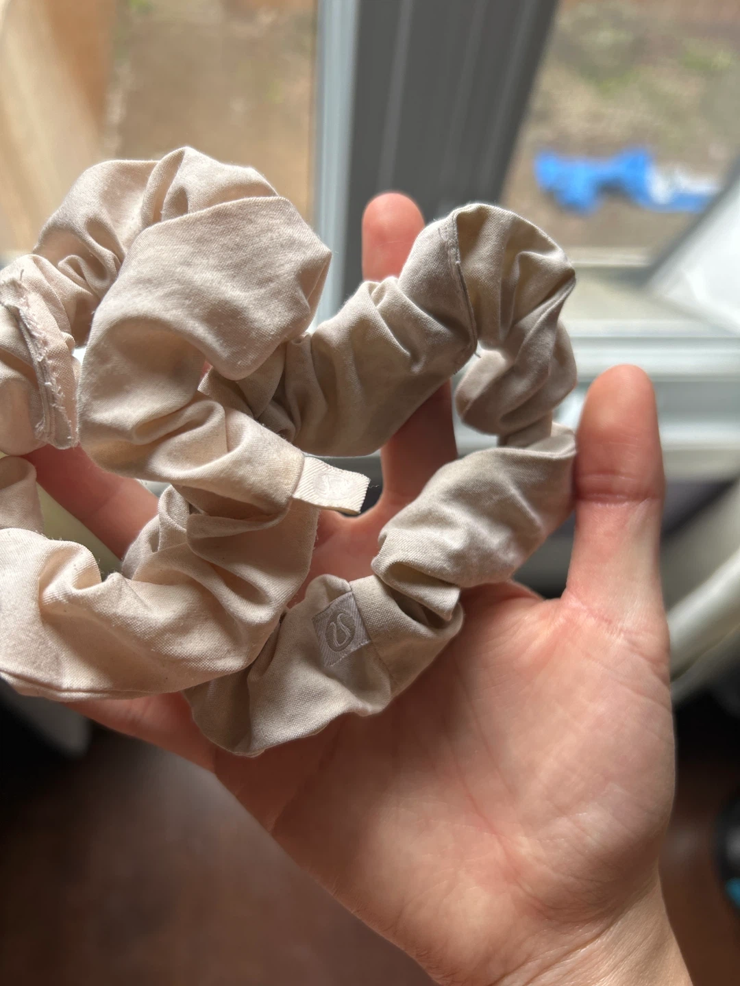 Lululemon Scrunchie set - Beige & Pink