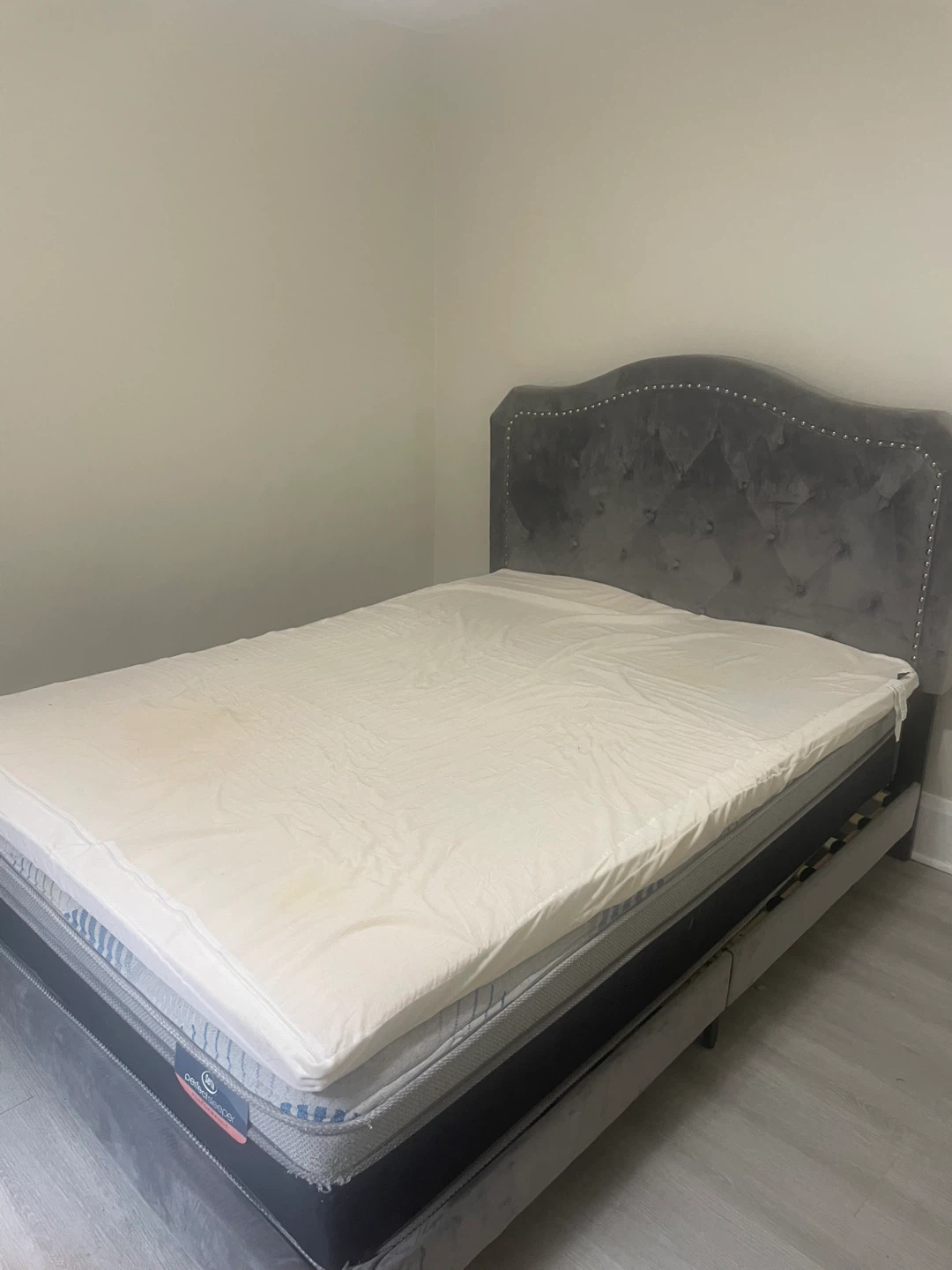 Queen Mattress (bed frame, mattress and topper)