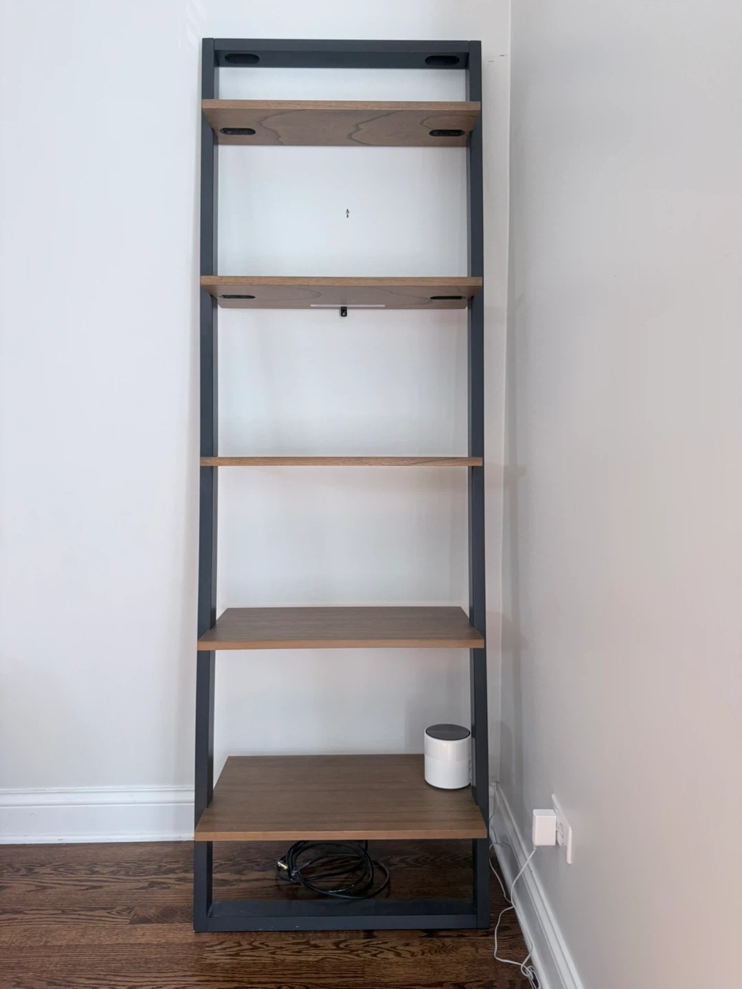ladder bookshelf / leaning shelf
