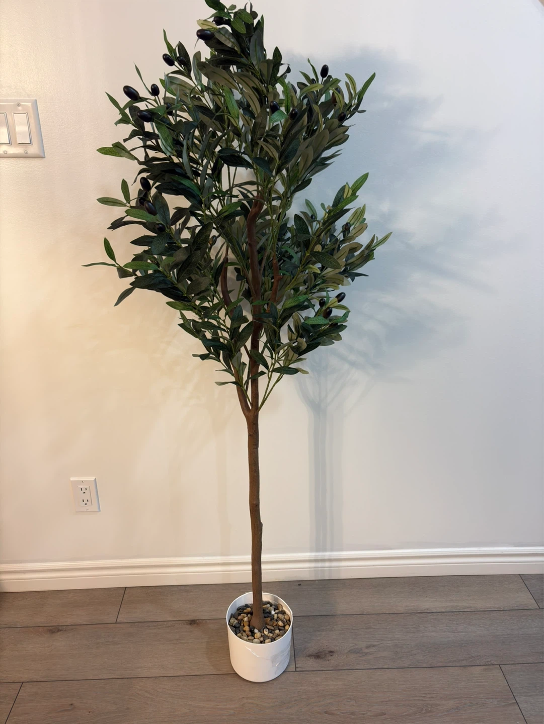 5ft artificial olive tree NOTE: plastic planter broken