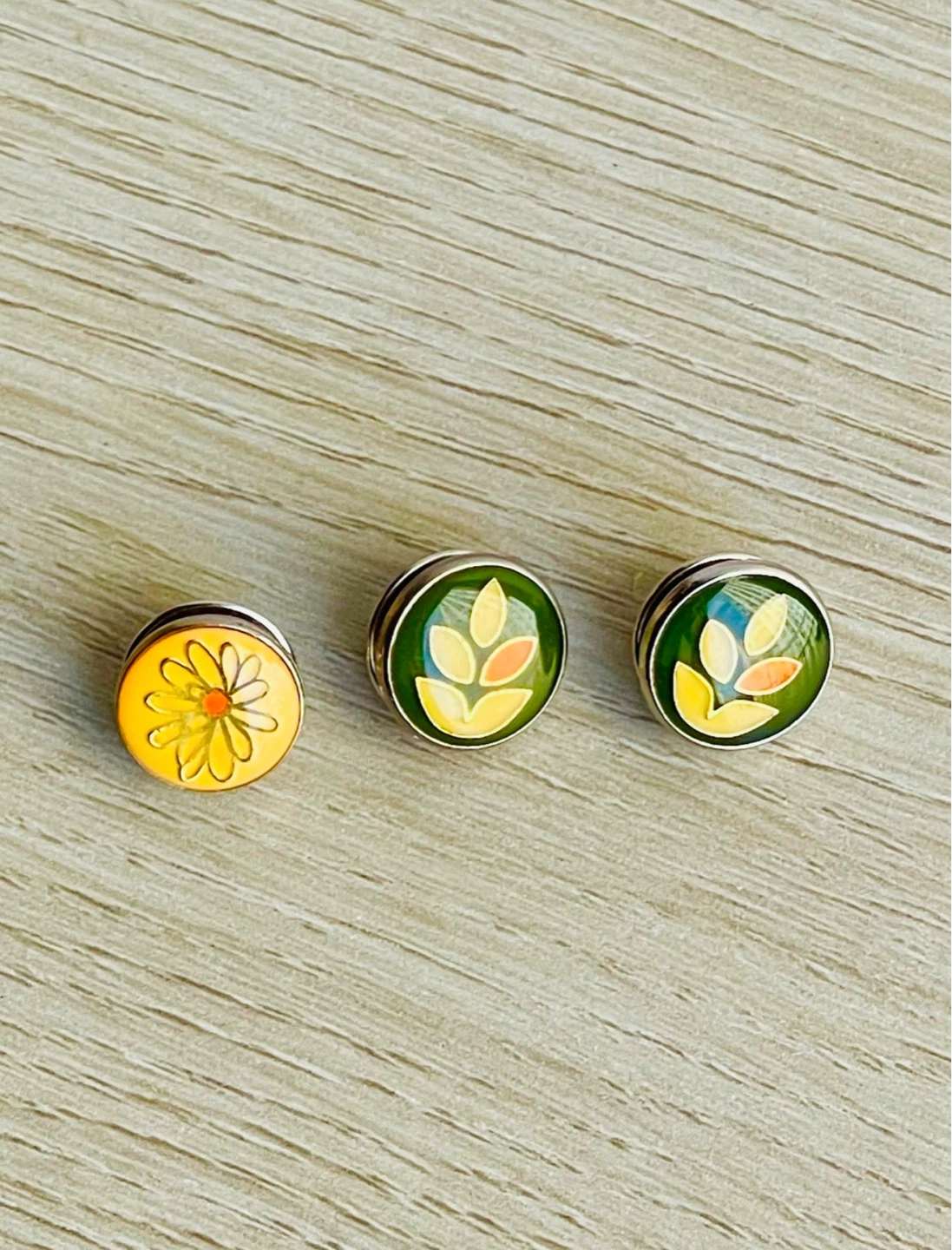 Set of 3 Vintage pins - Flower & Leaf Designs - photo 2